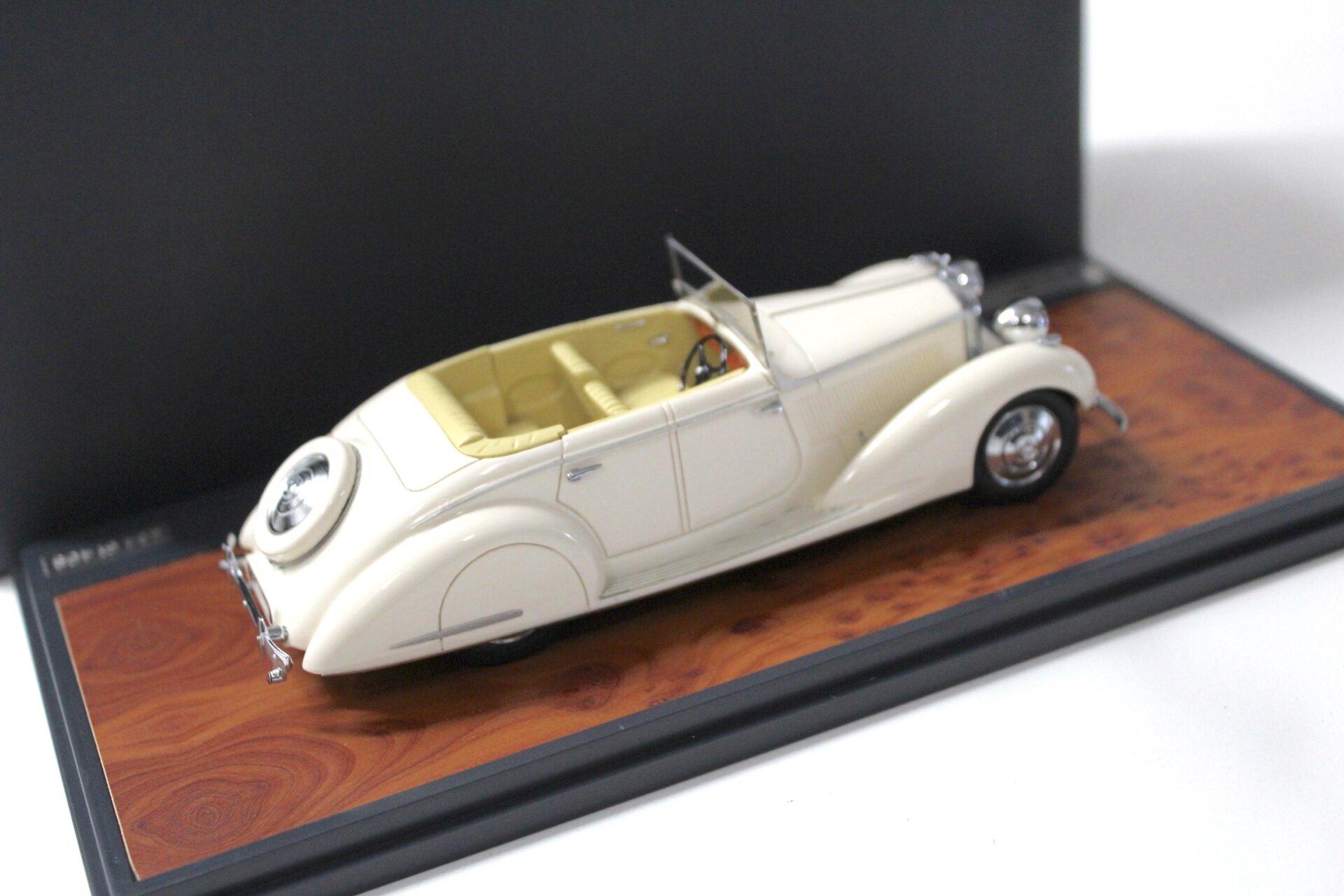 1:43 Matrix Gurney-Nutting Tourer on Rolls Royce 25/30 Maharadscha ivory