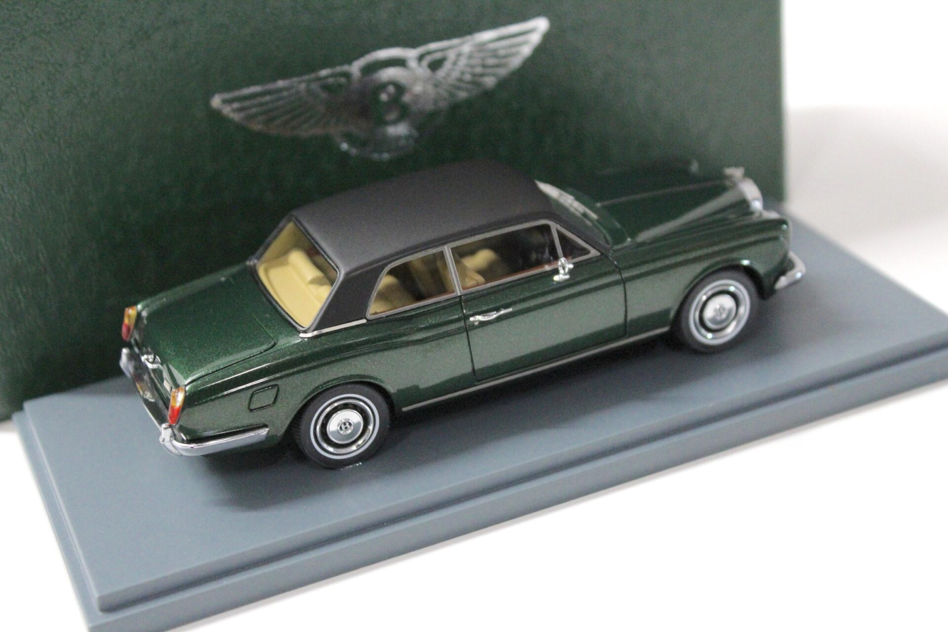 1:43 Neo Bentley Corniche Coupe green metallic/ black roof