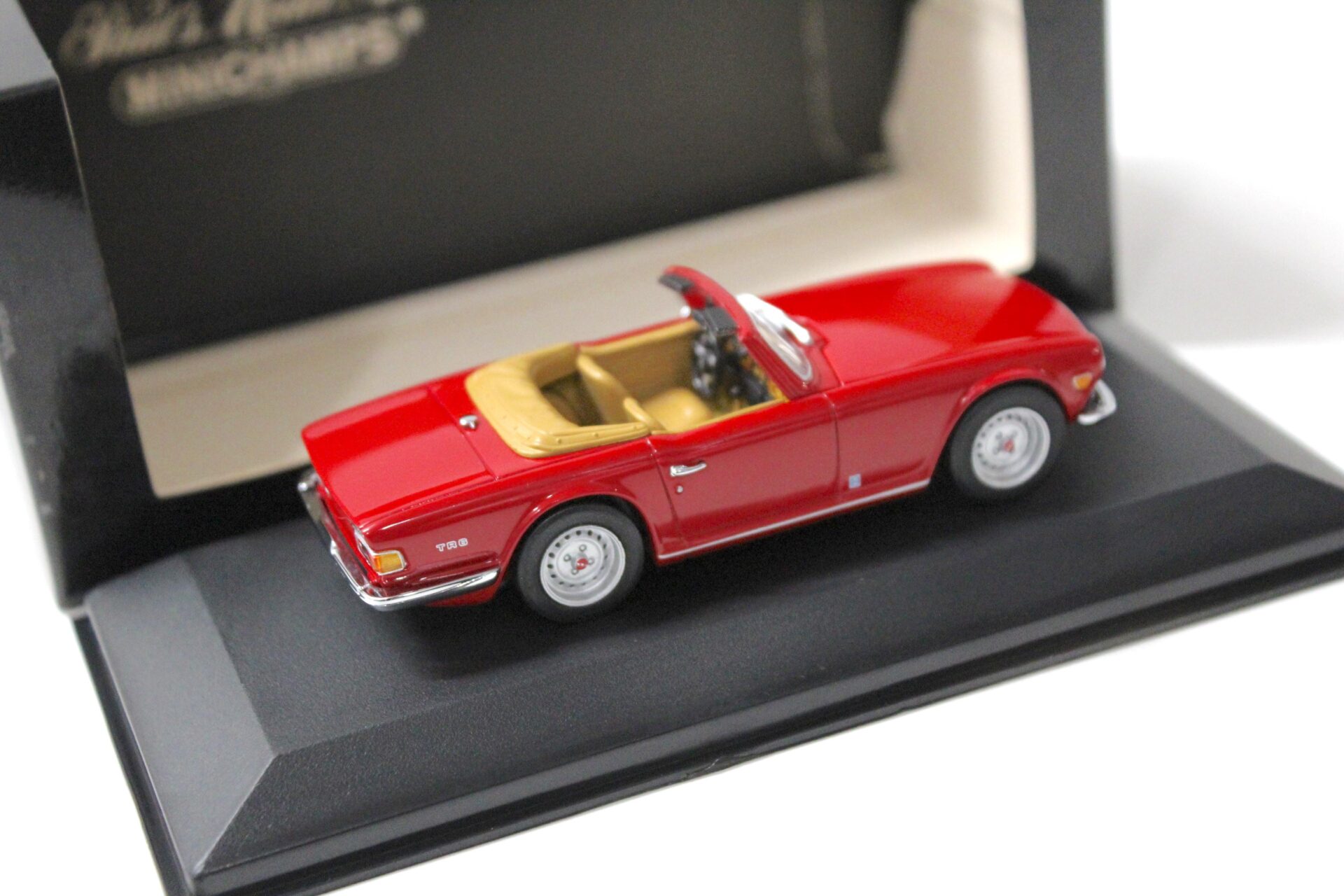 1:43 Minichamps Triumph TR6 Roadster 1968-1976 red