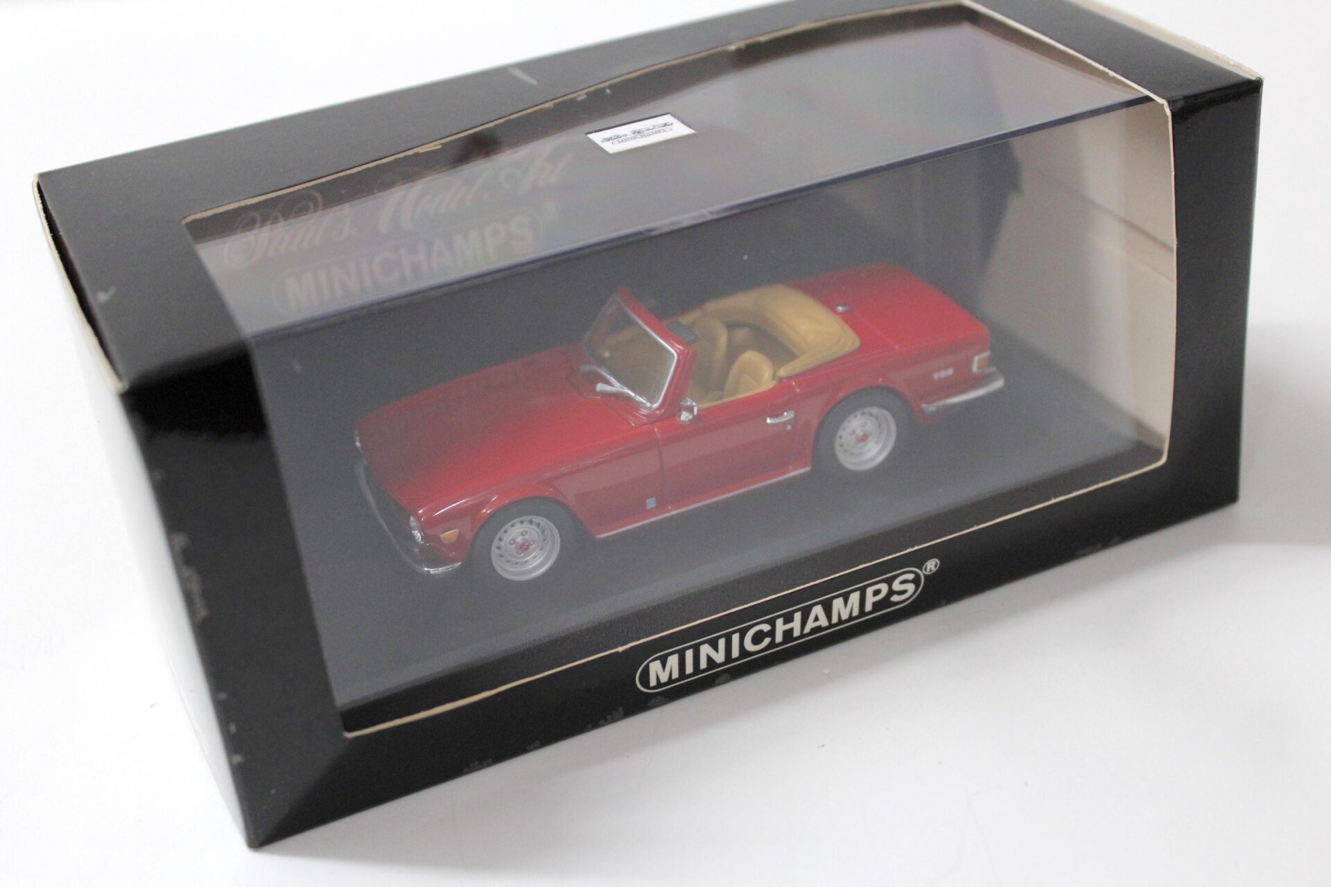 1:43 Minichamps Triumph TR6 Roadster 1968-1976 red