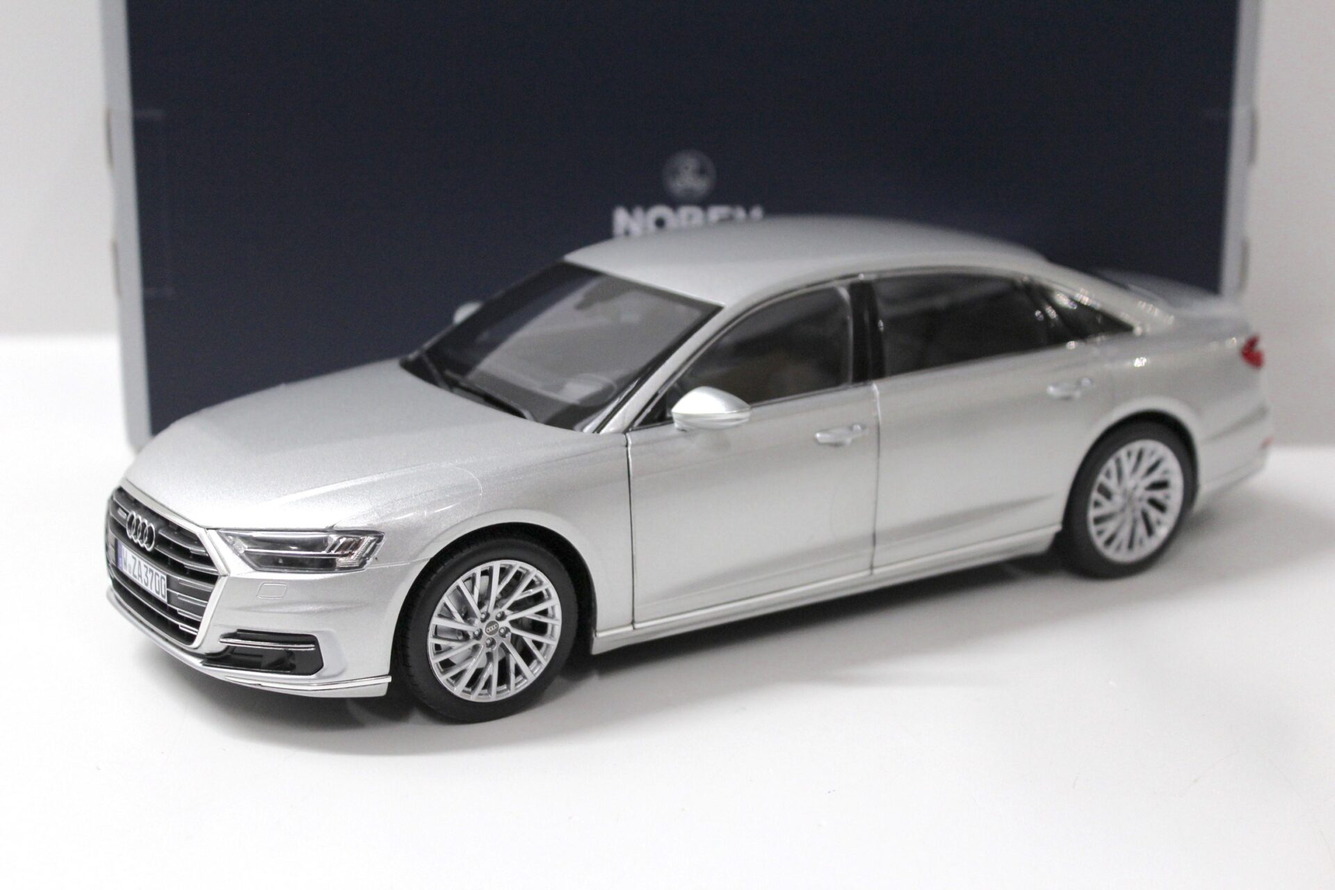 Audi A8L bleu métallisé 2017 norev 1/18 nor188365
