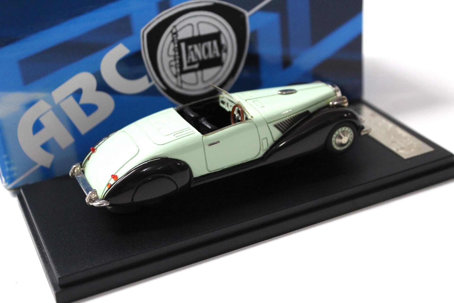1:43 ABC Brianza Lancia Astura Cabriolet 1938 light green/ black