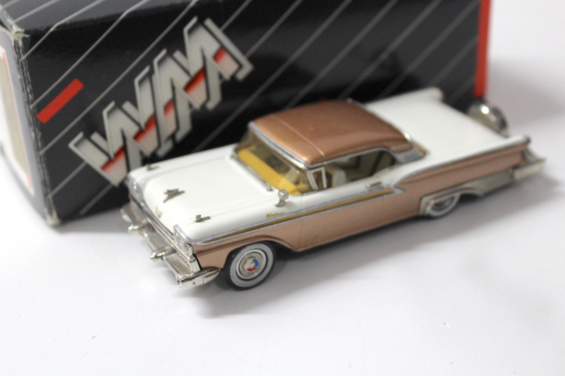 1:43 Western Models 1959 Ford Galaxie Skyline closed gold/ white