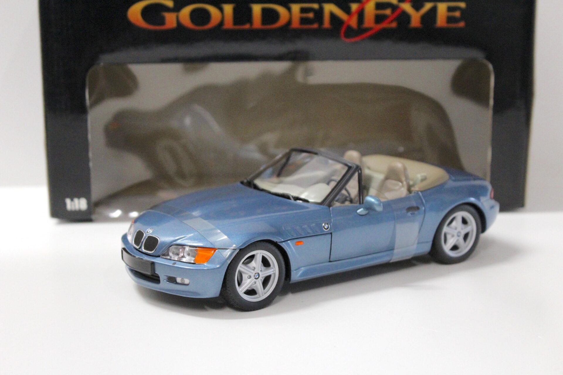 1:18 UT Models BMW Z3 Roadster James Bond Golden Eye blue metallic