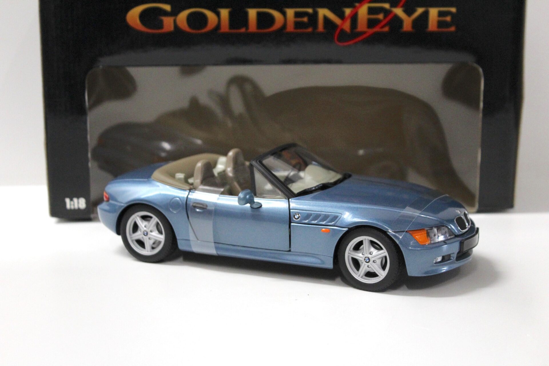 1:18 UT Models BMW Z3 Roadster James Bond Golden Eye blue metallic