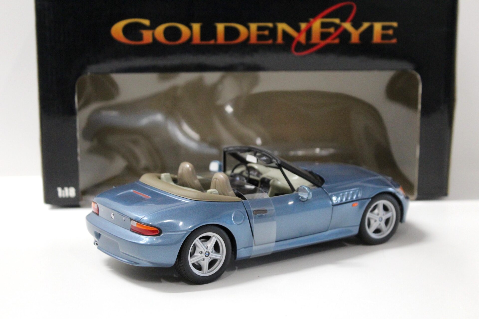 1:18 UT Models BMW Z3 Roadster James Bond Golden Eye blue metallic