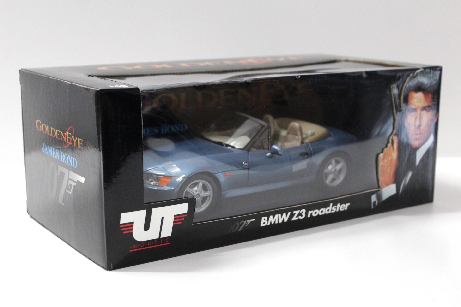 1:18 UT Models BMW Z3 Roadster James Bond Golden Eye blue metallic