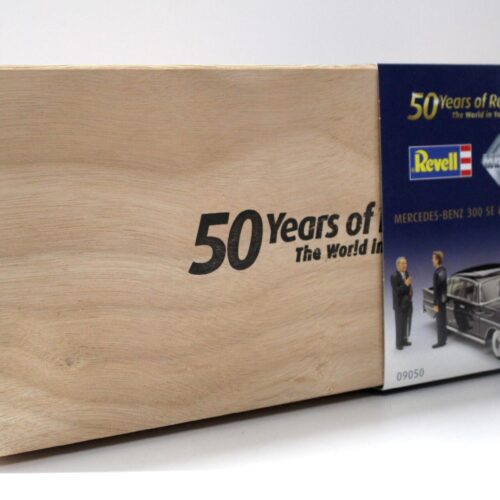 1:18 Revell Mercedes 300 SE Limousine black + 2 Figuren LIMITED 50 JAHRE REVELL