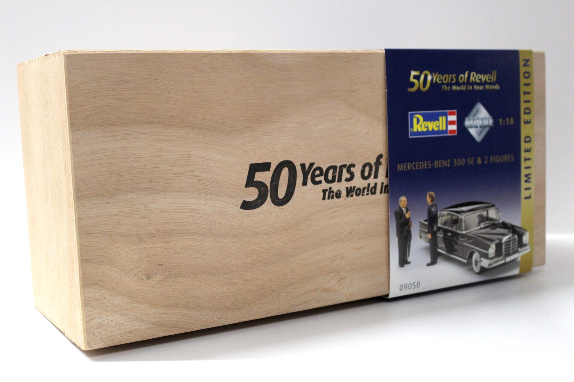 1:18 Revell Mercedes 300 SE Limousine black + 2 Figuren LIMITED 50 JAHRE REVELL