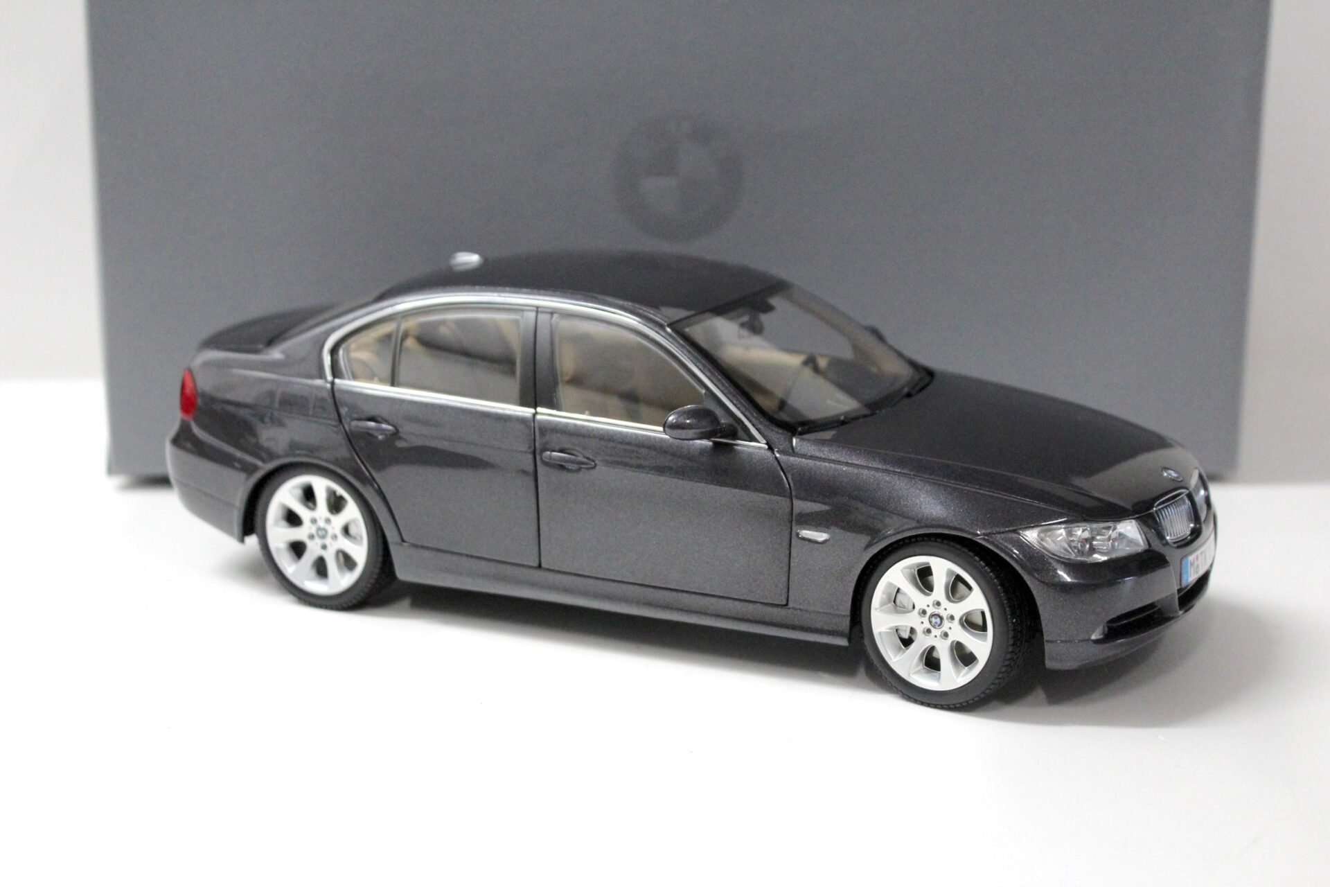 1:18 Kyosho BMW 3er 330i Limousine E90 grey metallic DEALER VERSION
