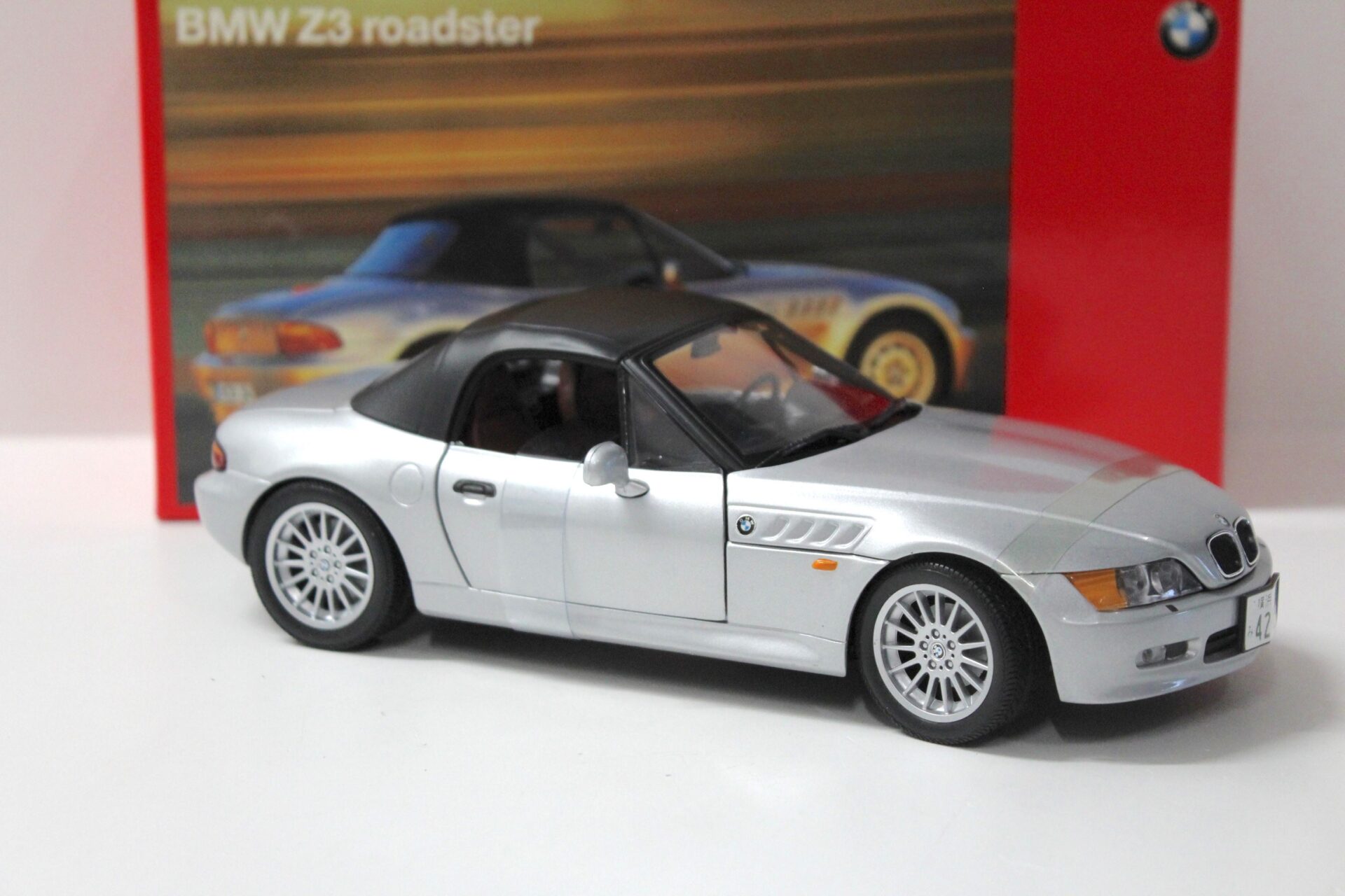 1:18 UT Models BMW Z3 Roadster silver with Softtop DEALER VERSION