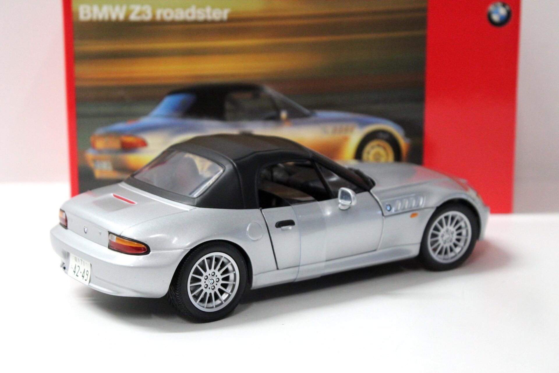 1:18 UT Models BMW Z3 Roadster silver with Softtop DEALER VERSION