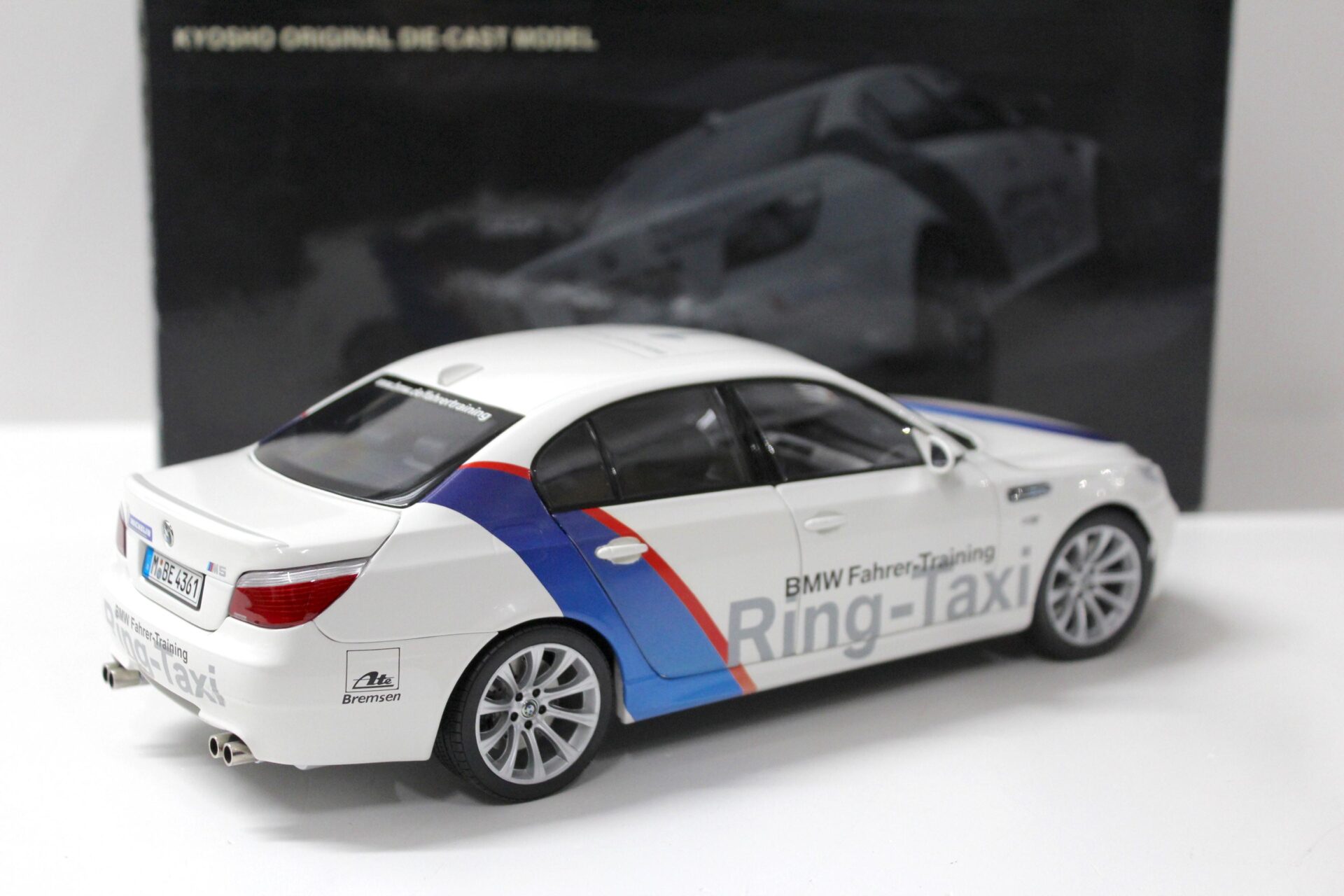 1:18 Kyosho BMW M5 E60 Ring -Taxi Nürburgring white