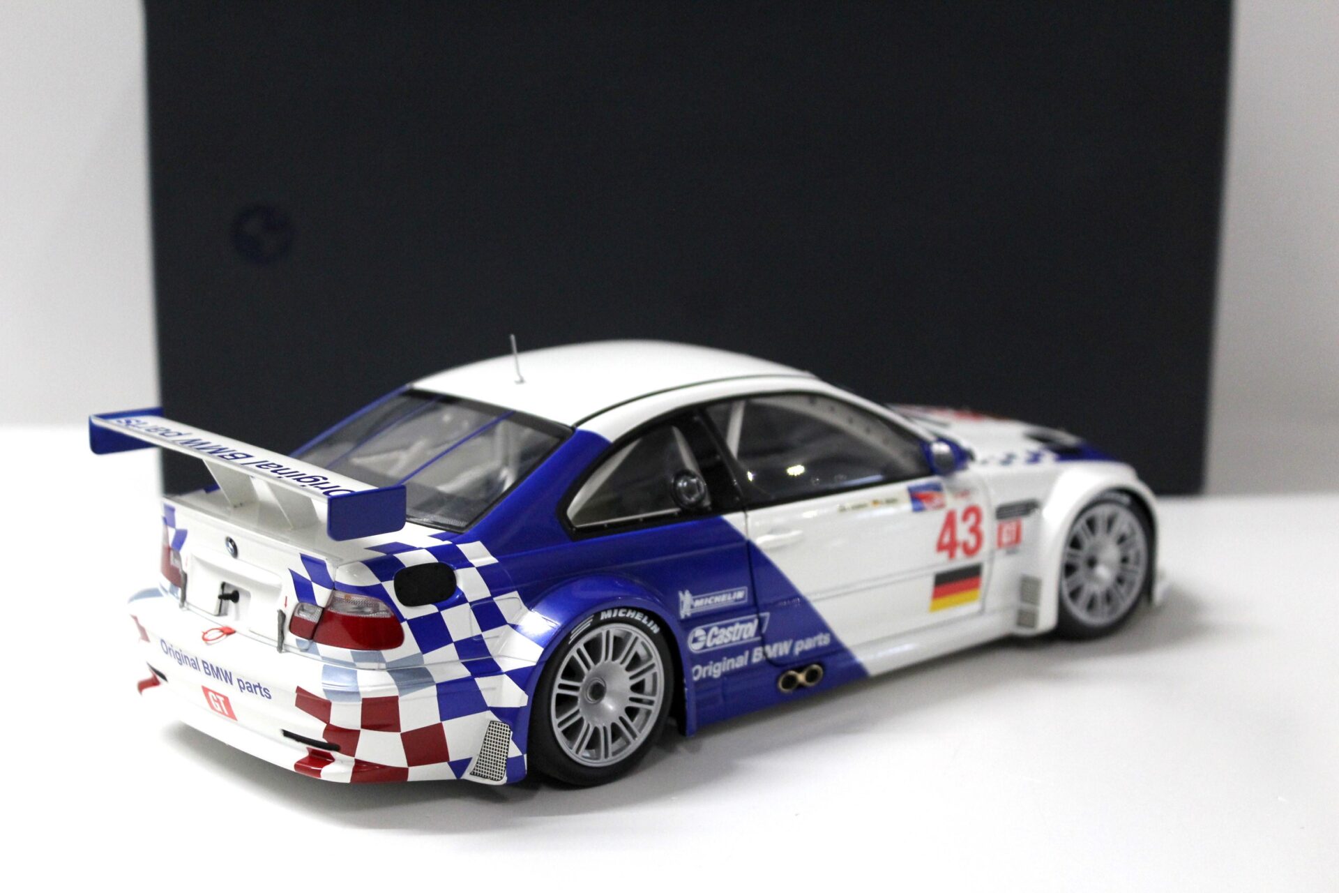 1:18 Minichamps BMW M3 GTR E46 Le Mans 2001 #43 Müller/ Ekblom DEALER VERSION