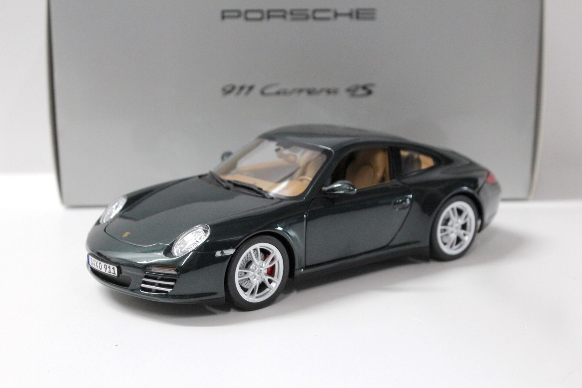 ID 52737 orig.jpg 1:18 Norev Porsche 911 (997.II) Carrera 4S Coupe Racing green DEALER VERSION