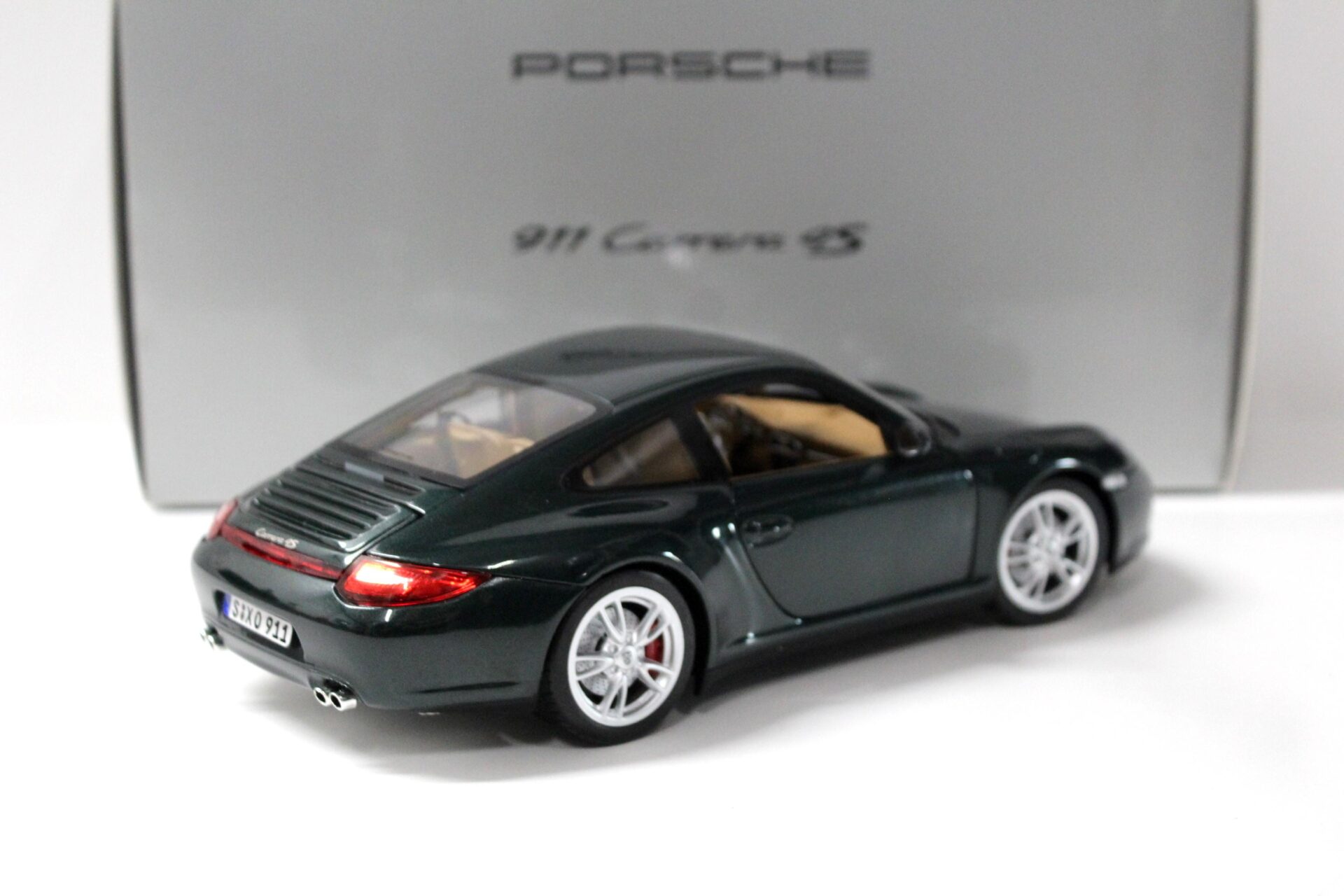 1:18 Norev Porsche 911 (997.II) Carrera 4S Coupe Racing green DEALER VERSION