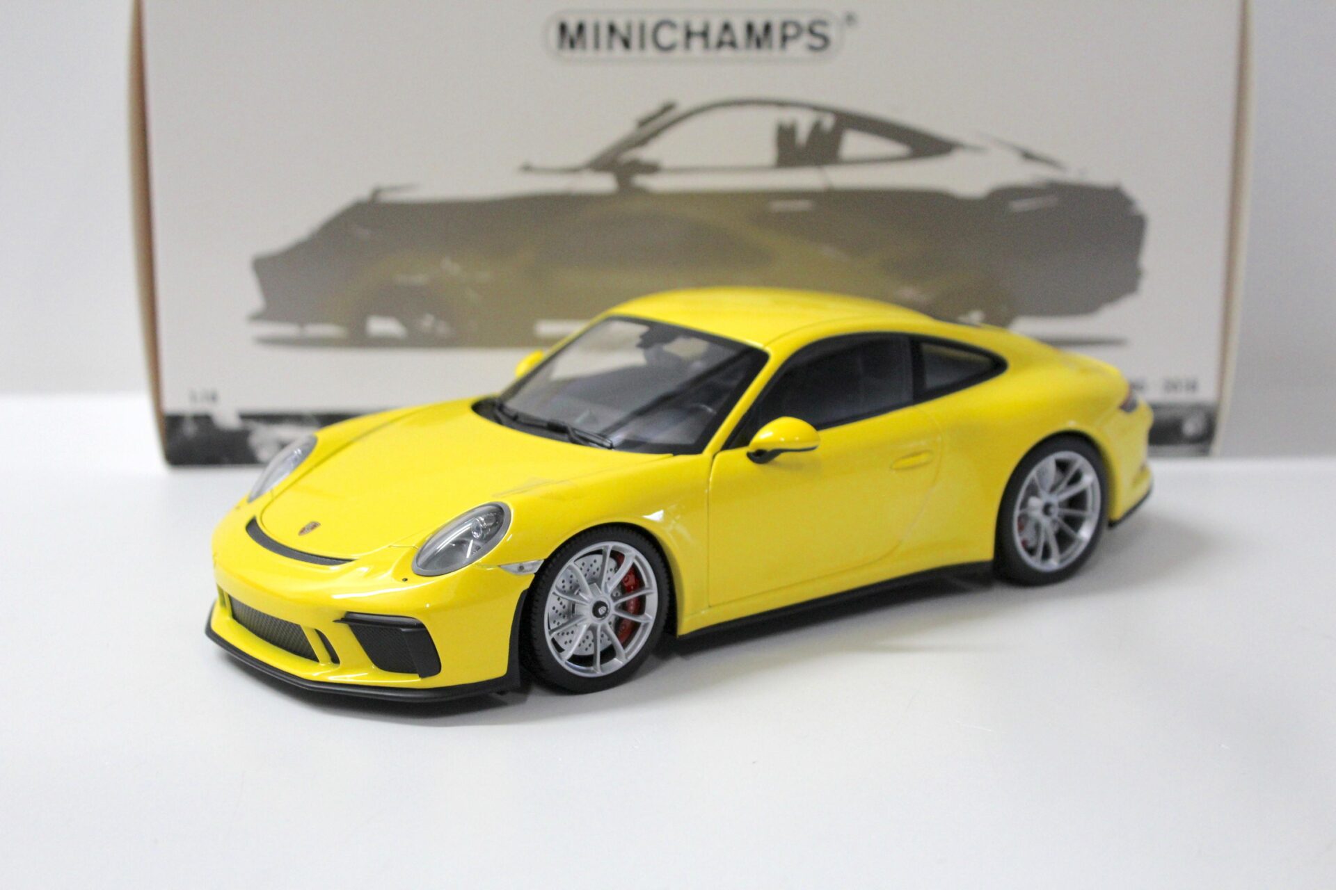 1:18 Minichamps Porsche 911 (991) GT3 Touring 2018 yellow