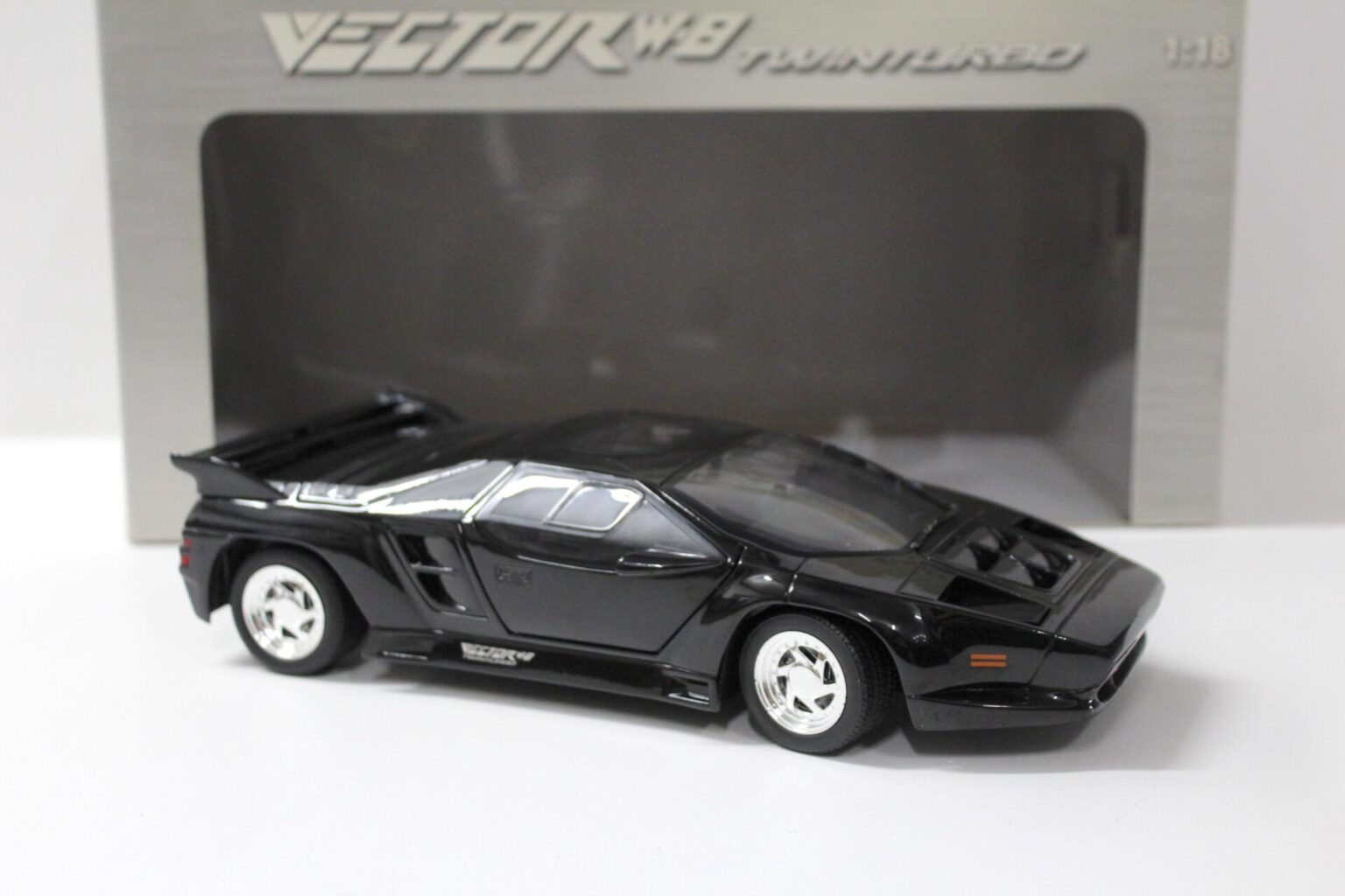 1-18-ricko-vector-w8-twinturbo-1991-black-premium-modelcars
