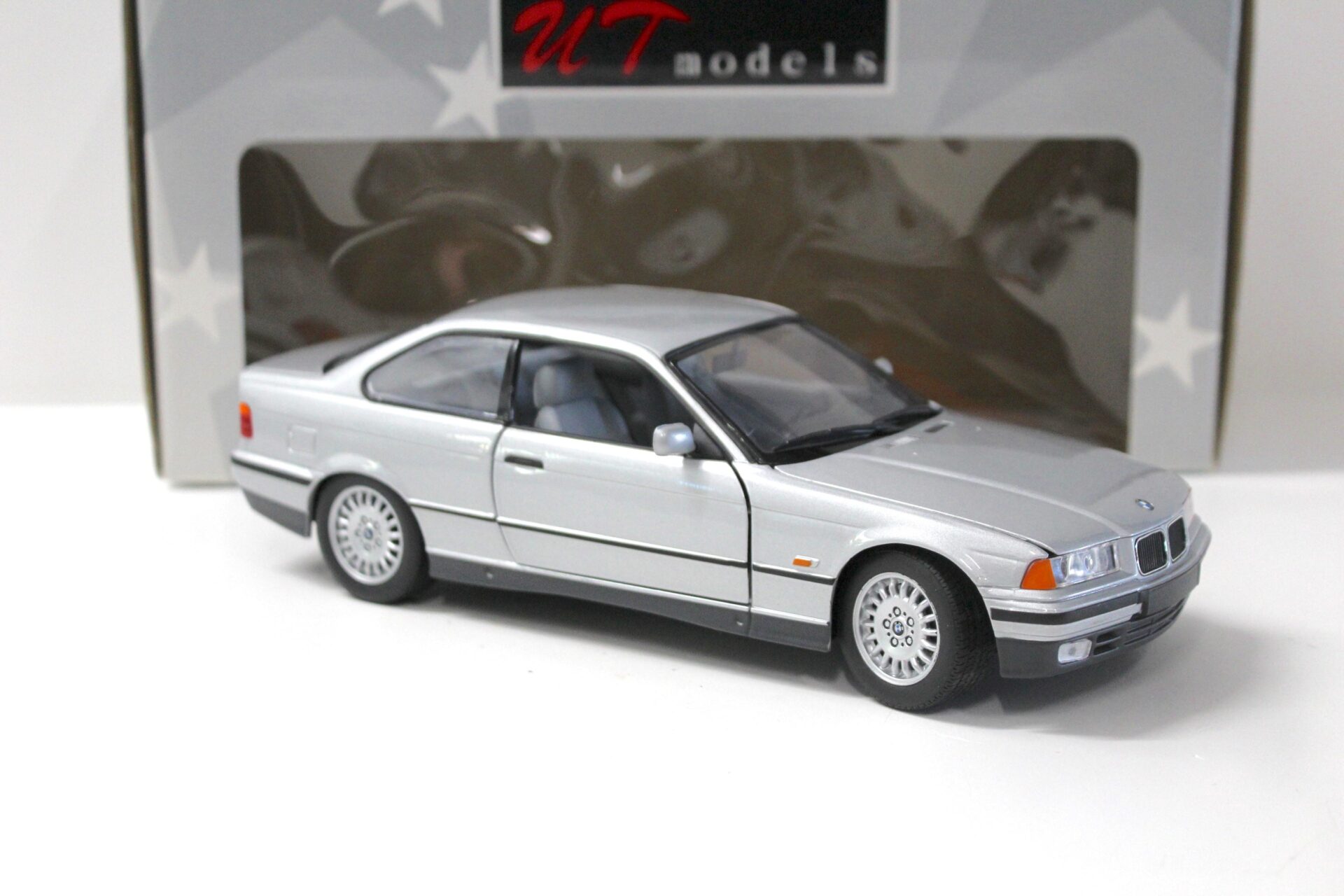 1:18 UT Models BMW 3er 328i Coupe E36 silver 1992