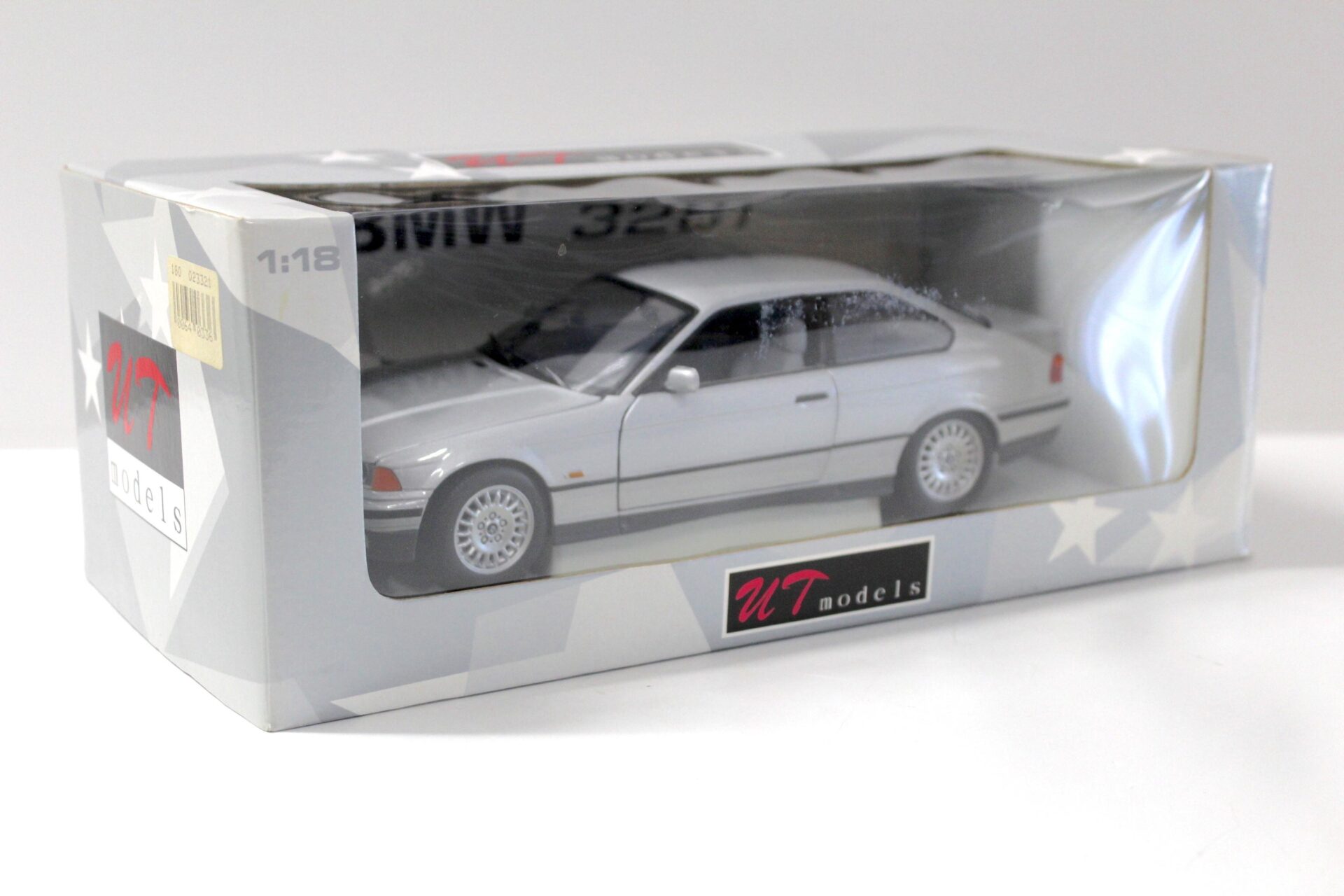 1:18 UT Models BMW 3er 328i Coupe E36 silver 1992