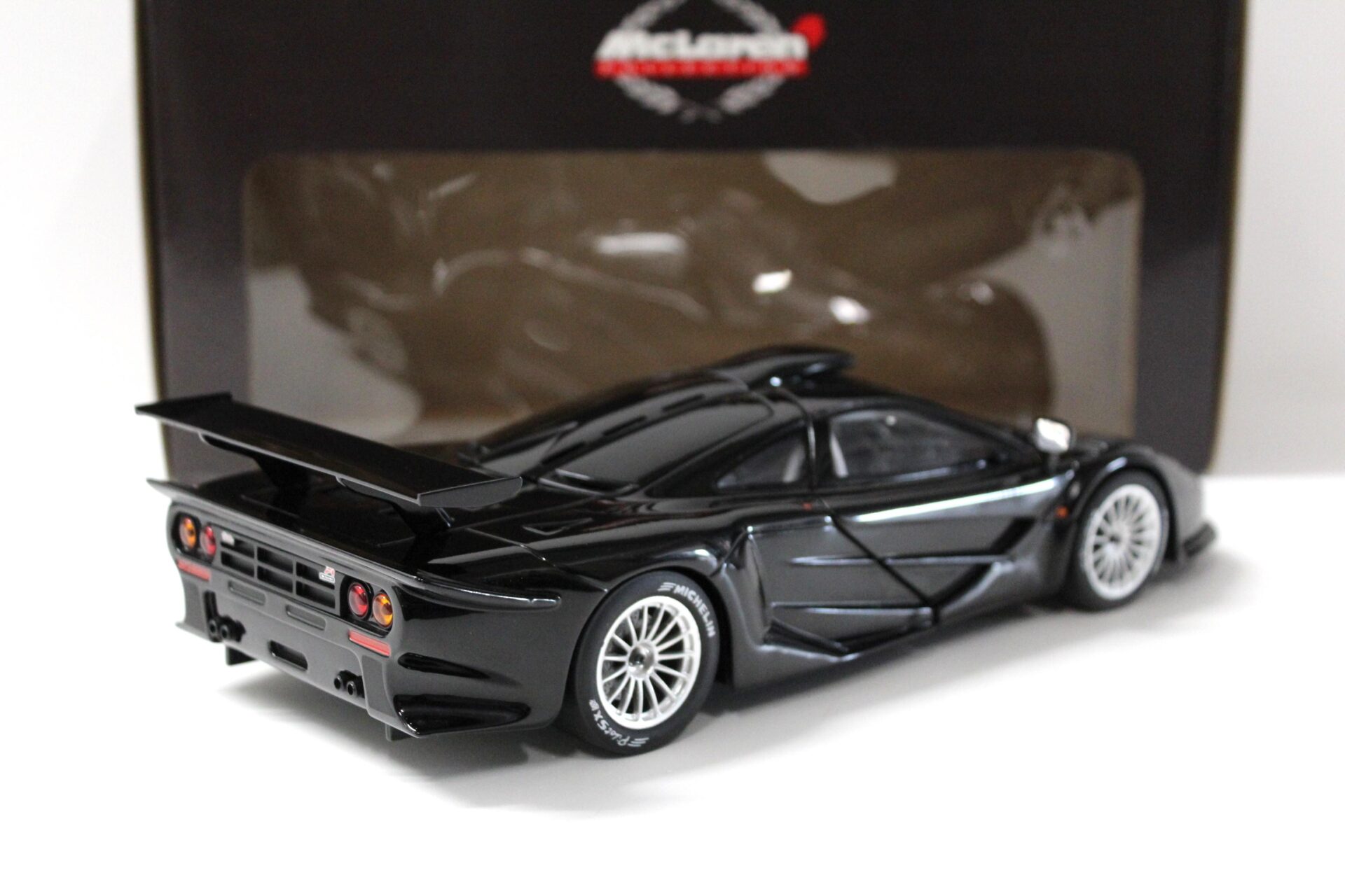 1:18 UT Models McLaren F1 GTR Road Car Longtail 1997 black