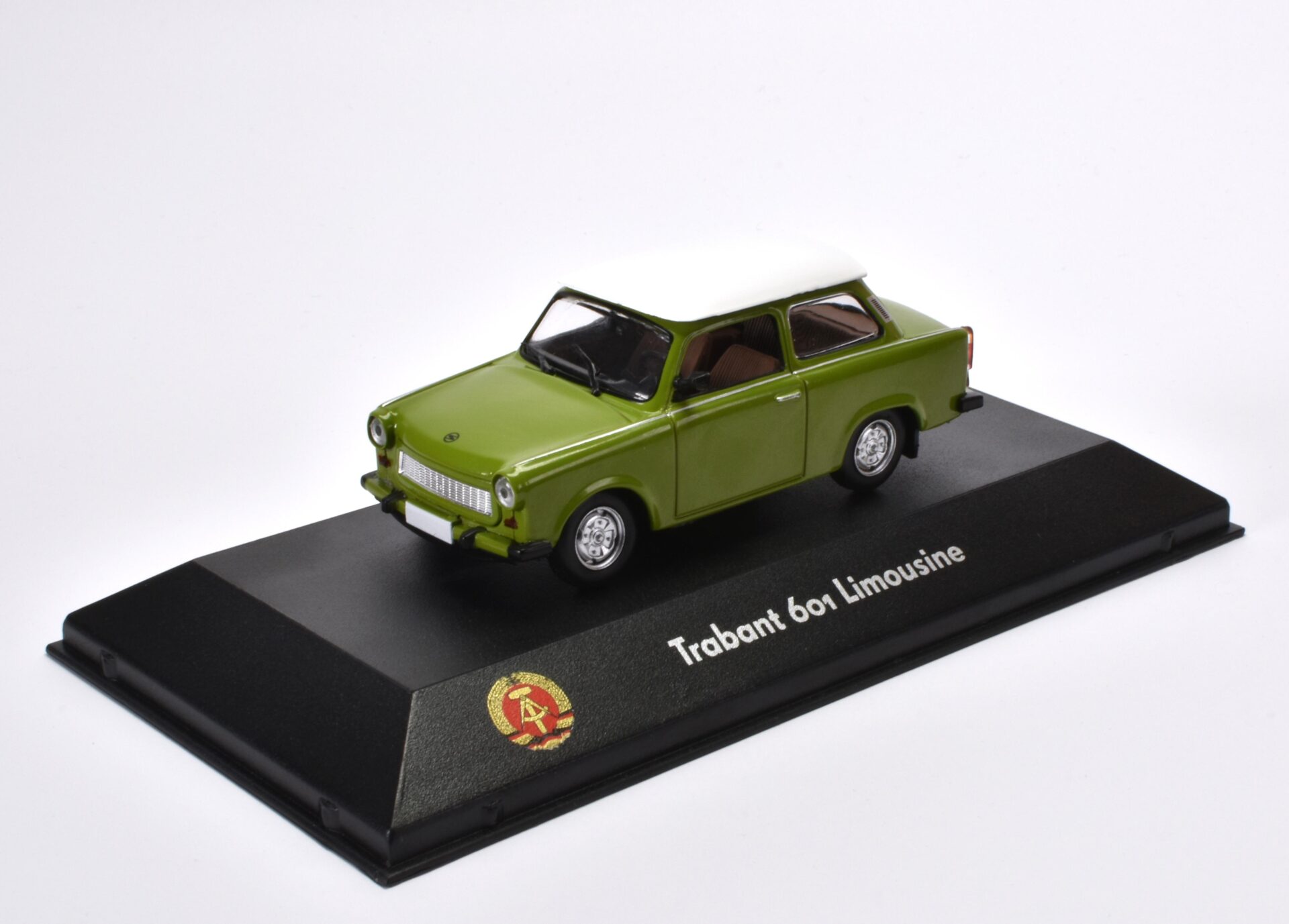 ID 52845 orig.jpg 1:43 Atlas DDR Collection Trabant 601 Limousine green/ white