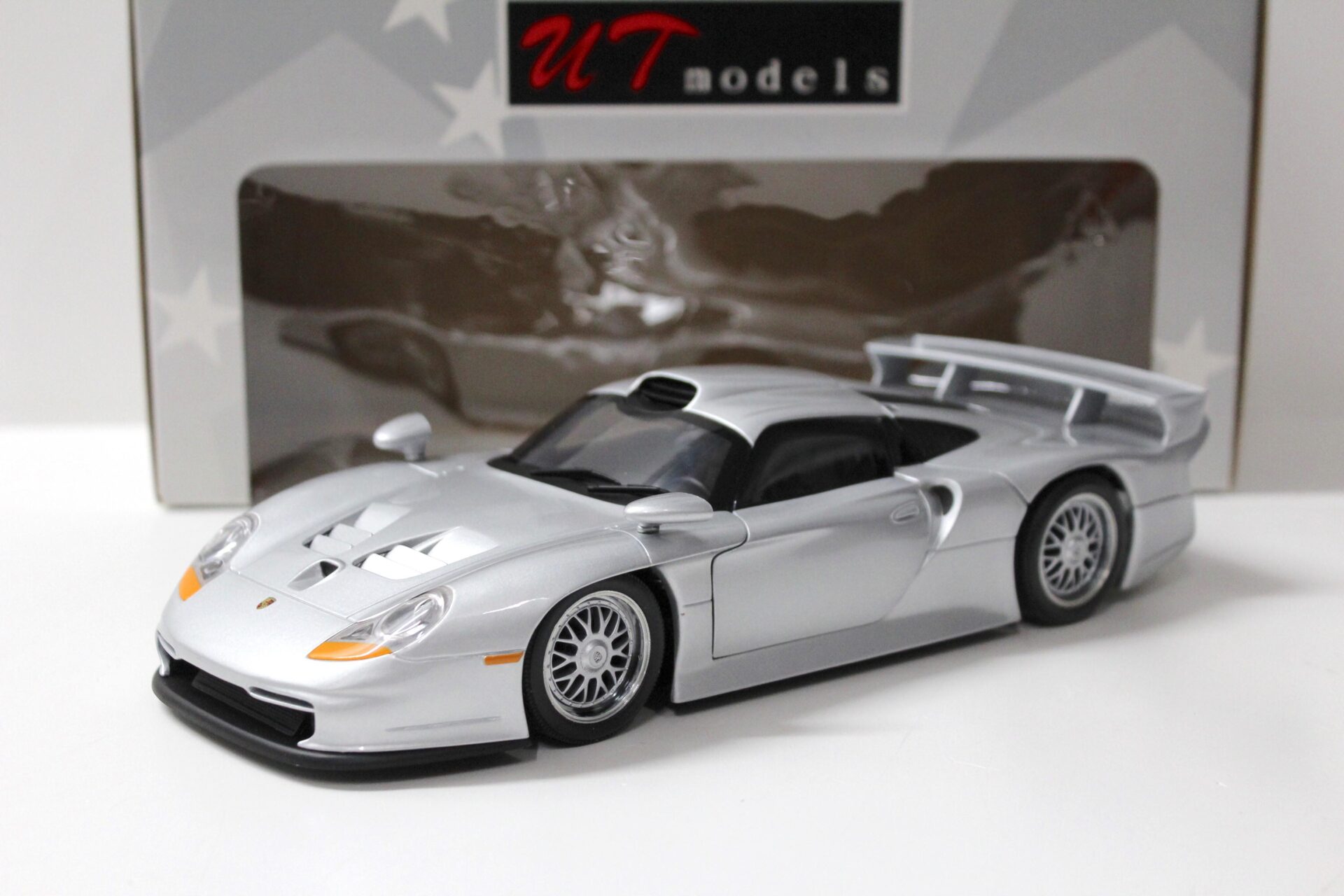 1:18 UT Models Porsche 911 (996) GT1 Street Plain Body silver 1997