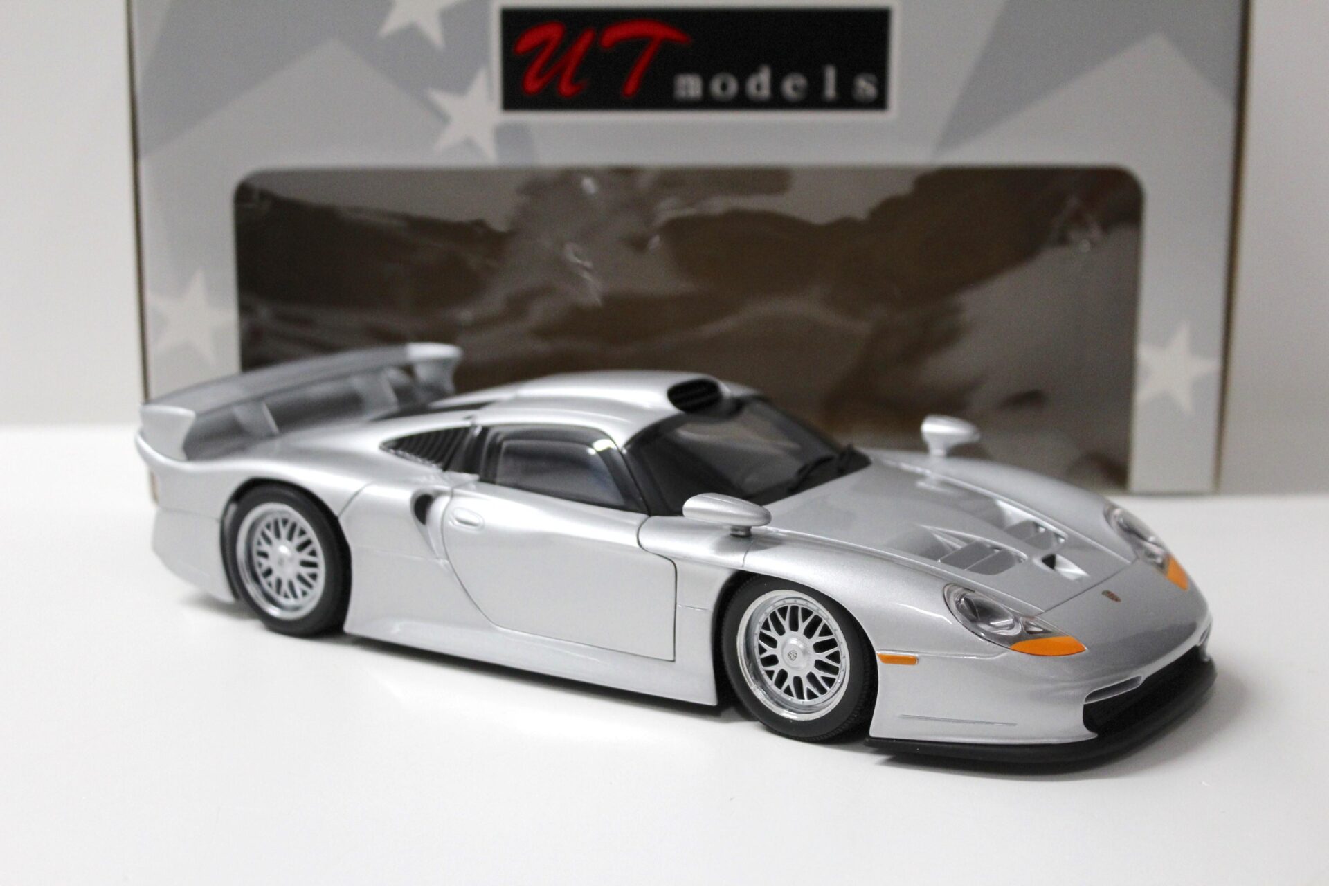 1:18 UT Models Porsche 911 (996) GT1 Street Plain Body silver 1997