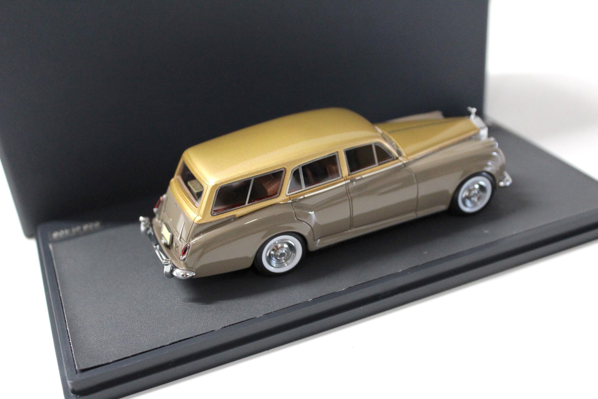 1:43 Matrix Rolls Royce SCII Harold Radford SC Estate Gold over taupe