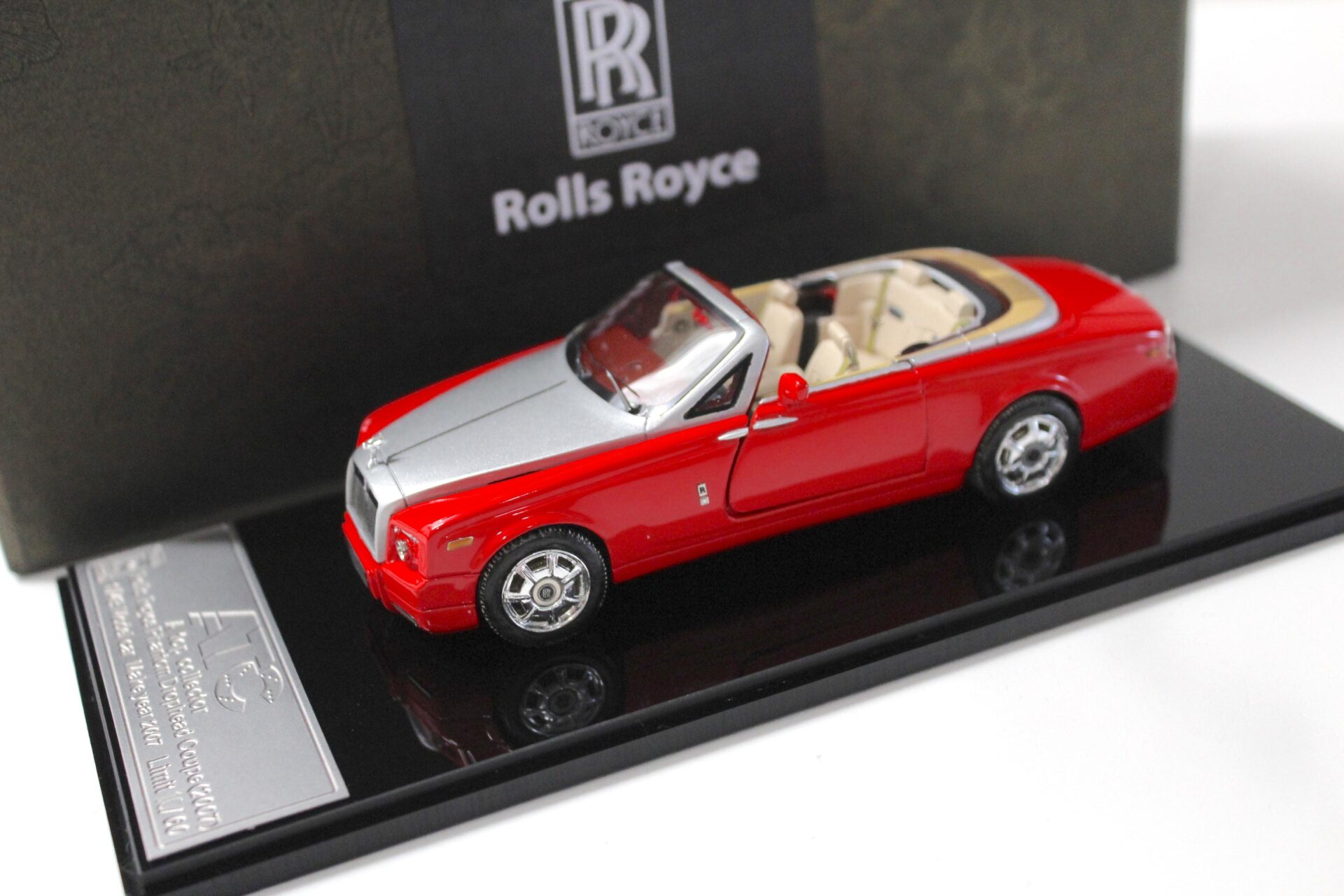 1:43 ATC Model Rolls Royce Phantom Drophead Coupe 2007 "opening doors" red