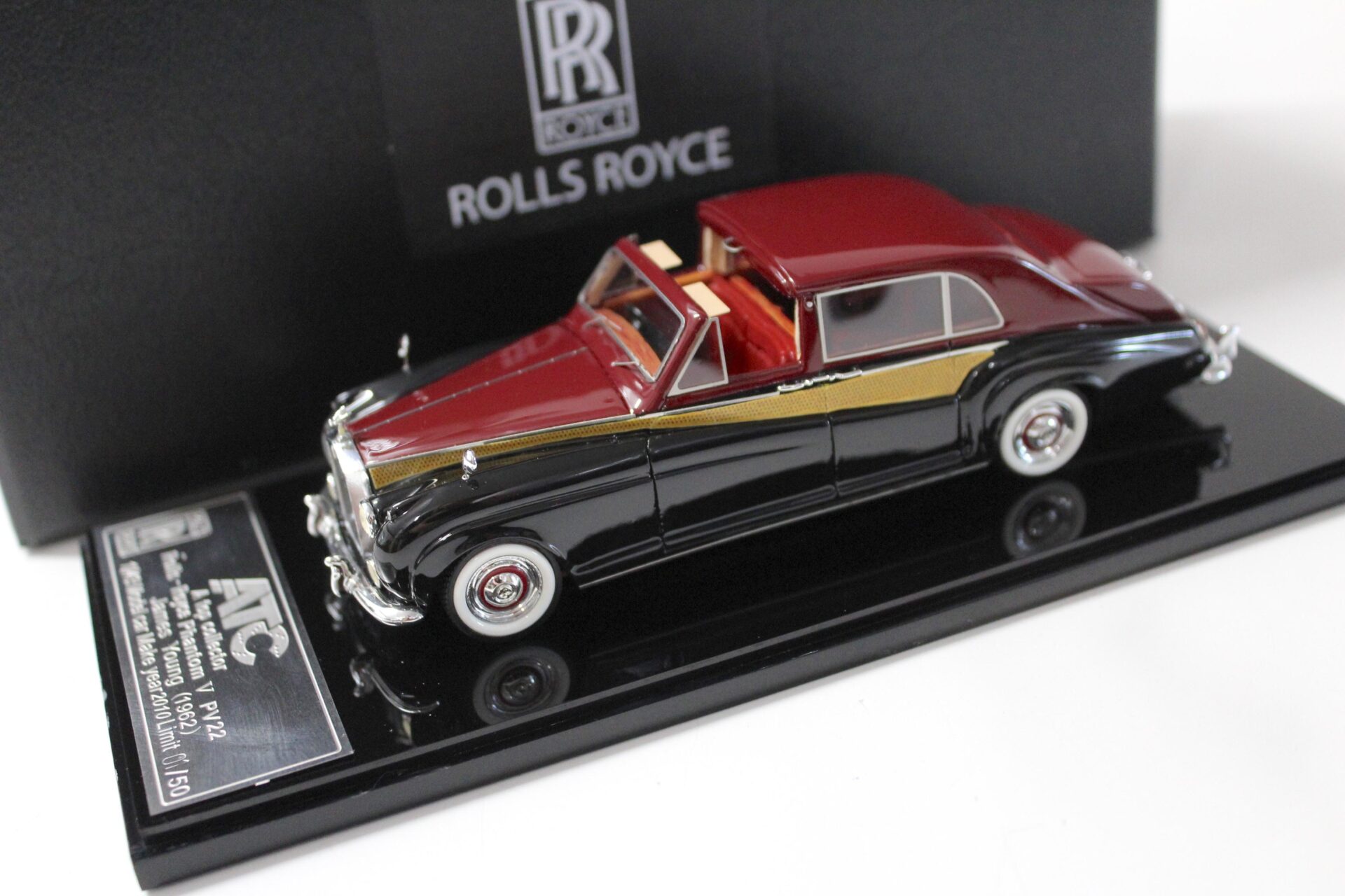 ID 53118 orig.jpg 1:43 ATC Model 1962 Rolls Royce Phantom V PV22 James Young red/ black