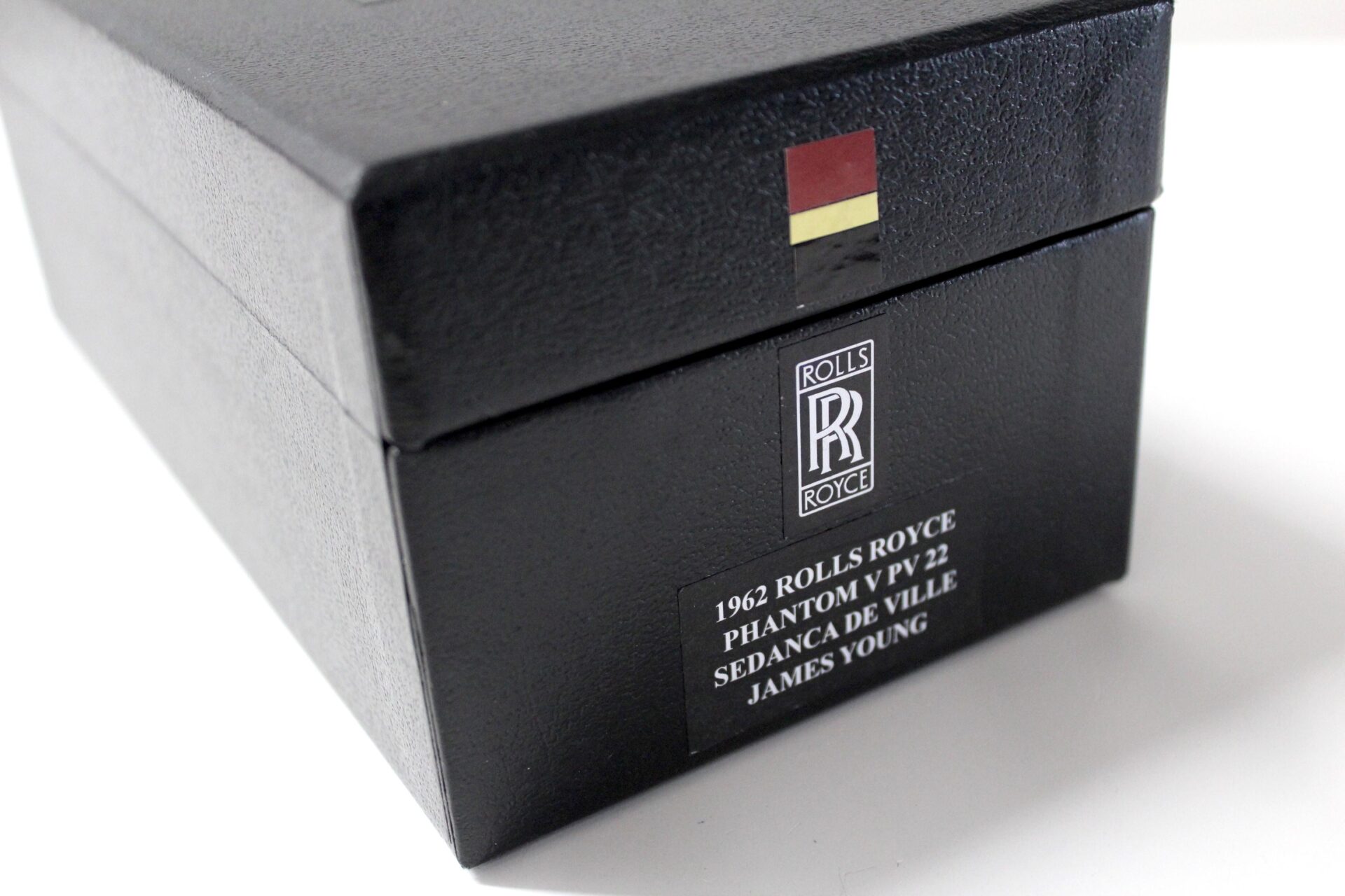 1:43 ATC Model 1962 Rolls Royce Phantom V PV22 James Young red/ black