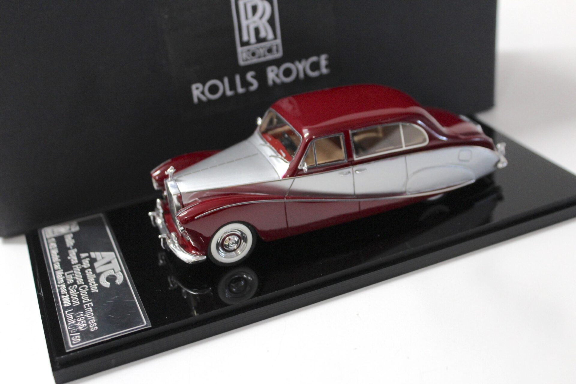 1:43 ATC Model 1956 Rolls Royce Hooper Cloud Empress Line Saloon red
