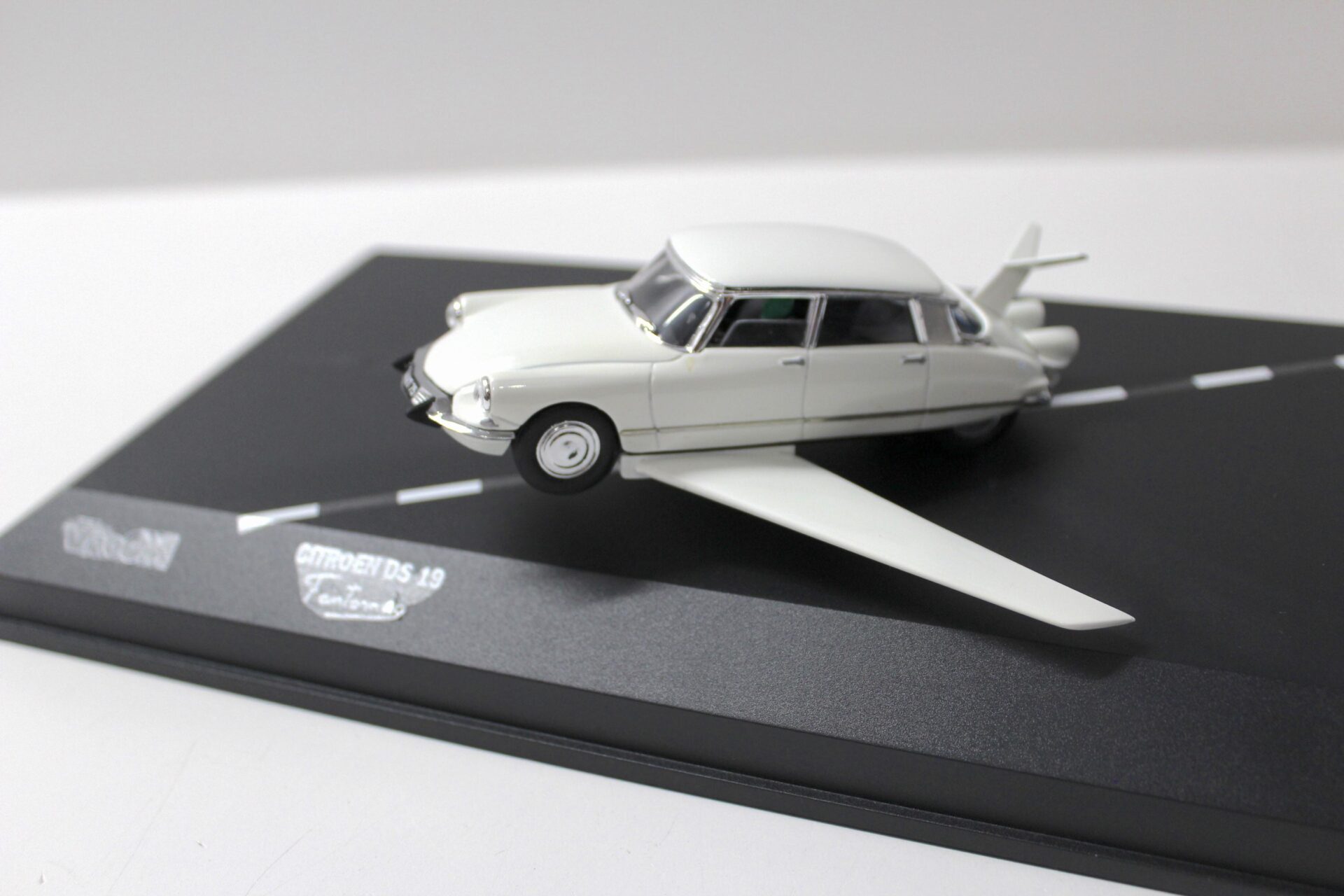 ID 53151 orig.jpg 1:43 VROOM Built Citroen DS 19 Fantomas Car Movie car white