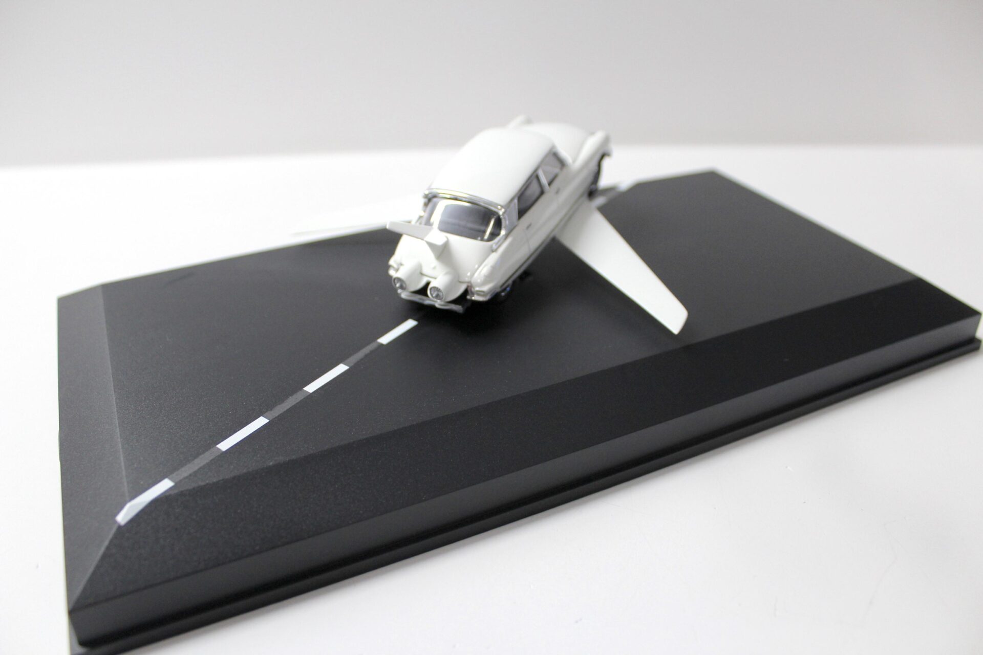 1:43 VROOM Built Citroen DS 19 Fantomas Car Movie car white