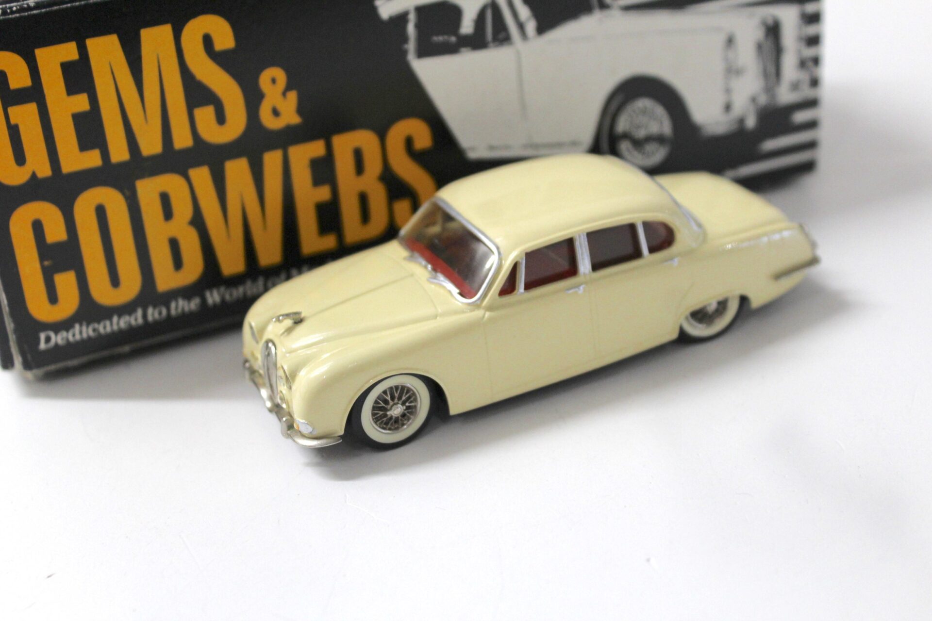 ID 53406 orig.jpg 1:43 GEMS & COBWEBS 1963-1970 Jaguar S-Type Saloon Wire wheel beige