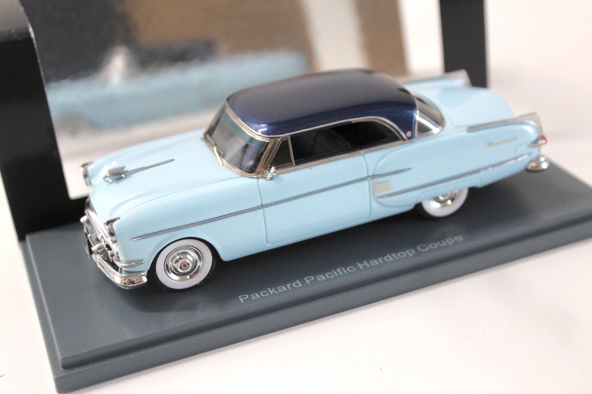 1:43 NEO Packard Pacific Hardtop Coupe light blue/ blue