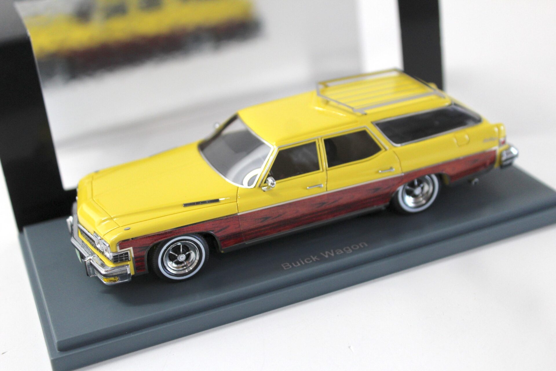 1:43 NEO Buick Le Sabre 4-Door Station Wagon yellow/ wood panels