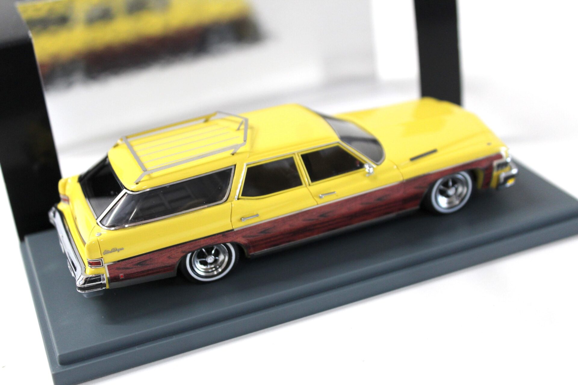 1:43 NEO Buick Le Sabre 4-Door Station Wagon yellow/ wood panels