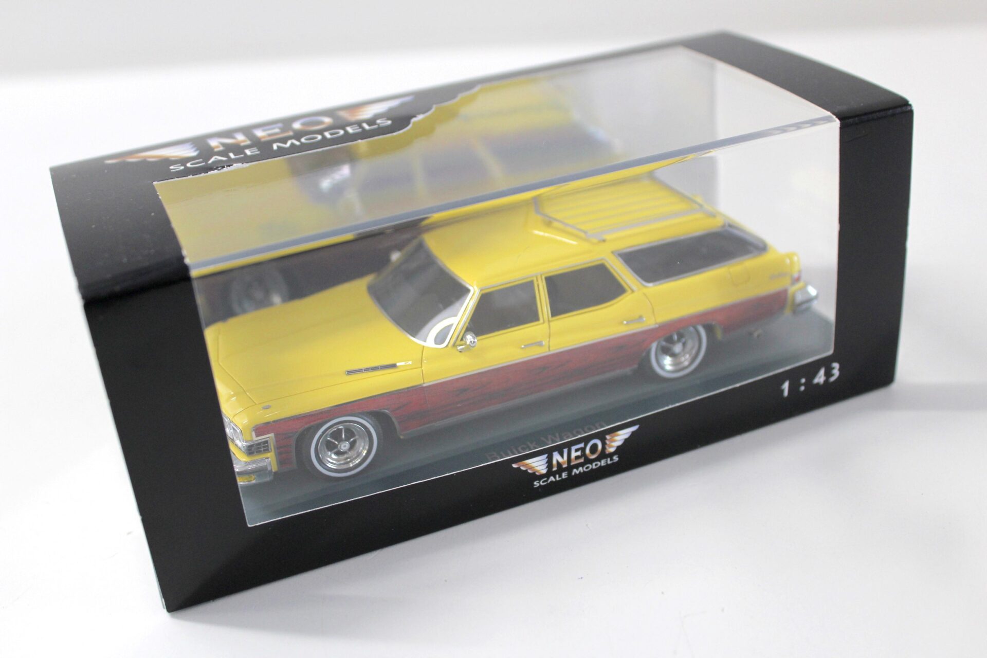 1:43 NEO Buick Le Sabre 4-Door Station Wagon yellow/ wood panels