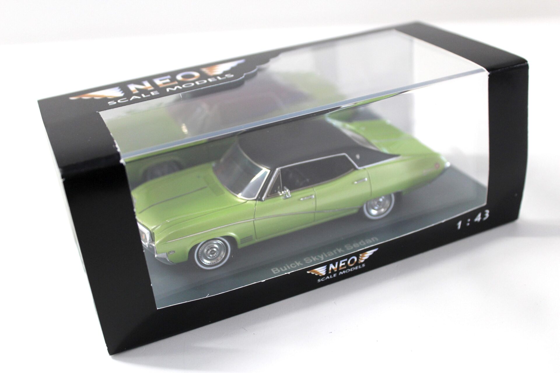 1:43 NEO Buick Skylark Sedan metallic green/ black roof