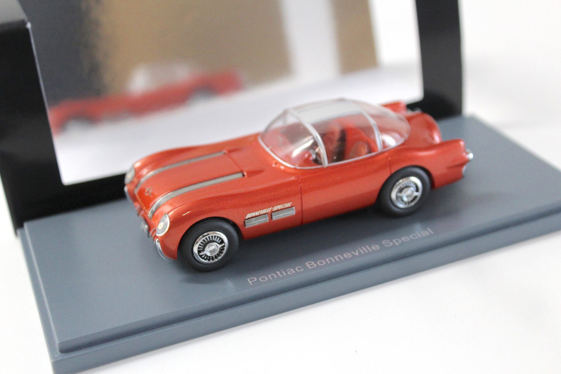 1:43 NEO Pontiac Bonneville Special Dreamcar 1954 bronze metallic