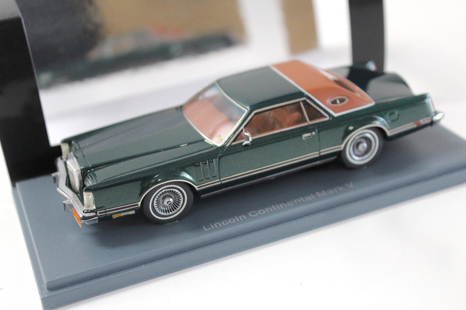 1:43 NEO Lincoln Continental Mark V green metallic/ brown