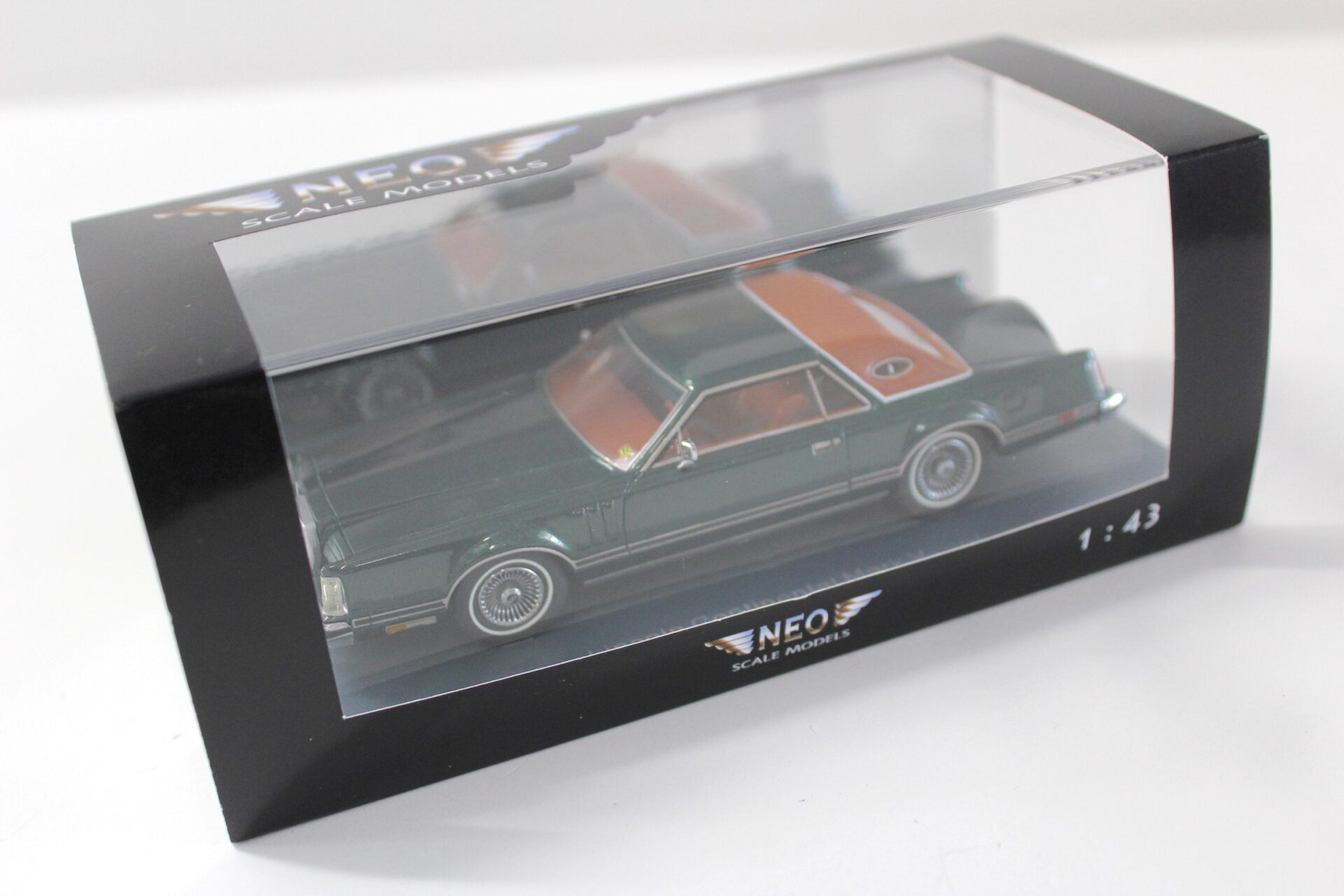 1:43 NEO Lincoln Continental Mark V green metallic/ brown
