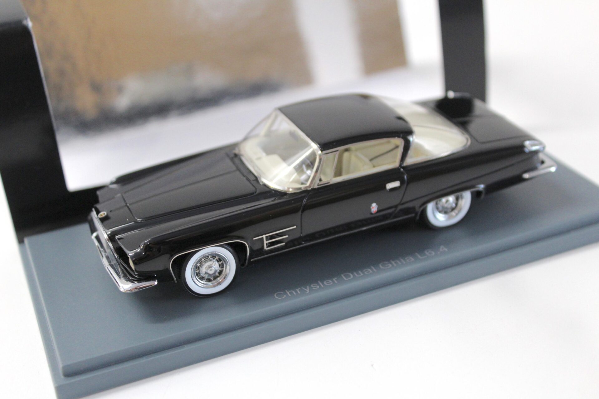 1:43 NEO Chrysler Dual Ghia L6.4 Coupe black