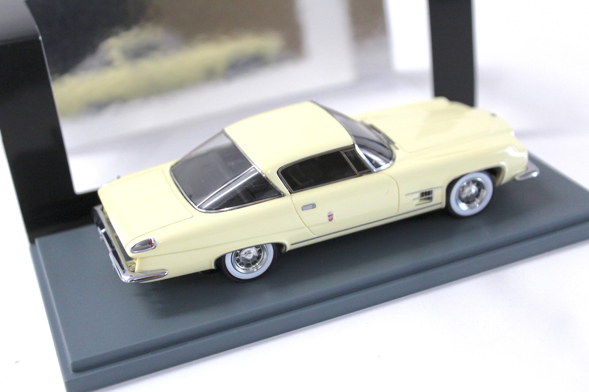 1:43 NEO Chrysler Dual Ghia L6.4 Coupe beige