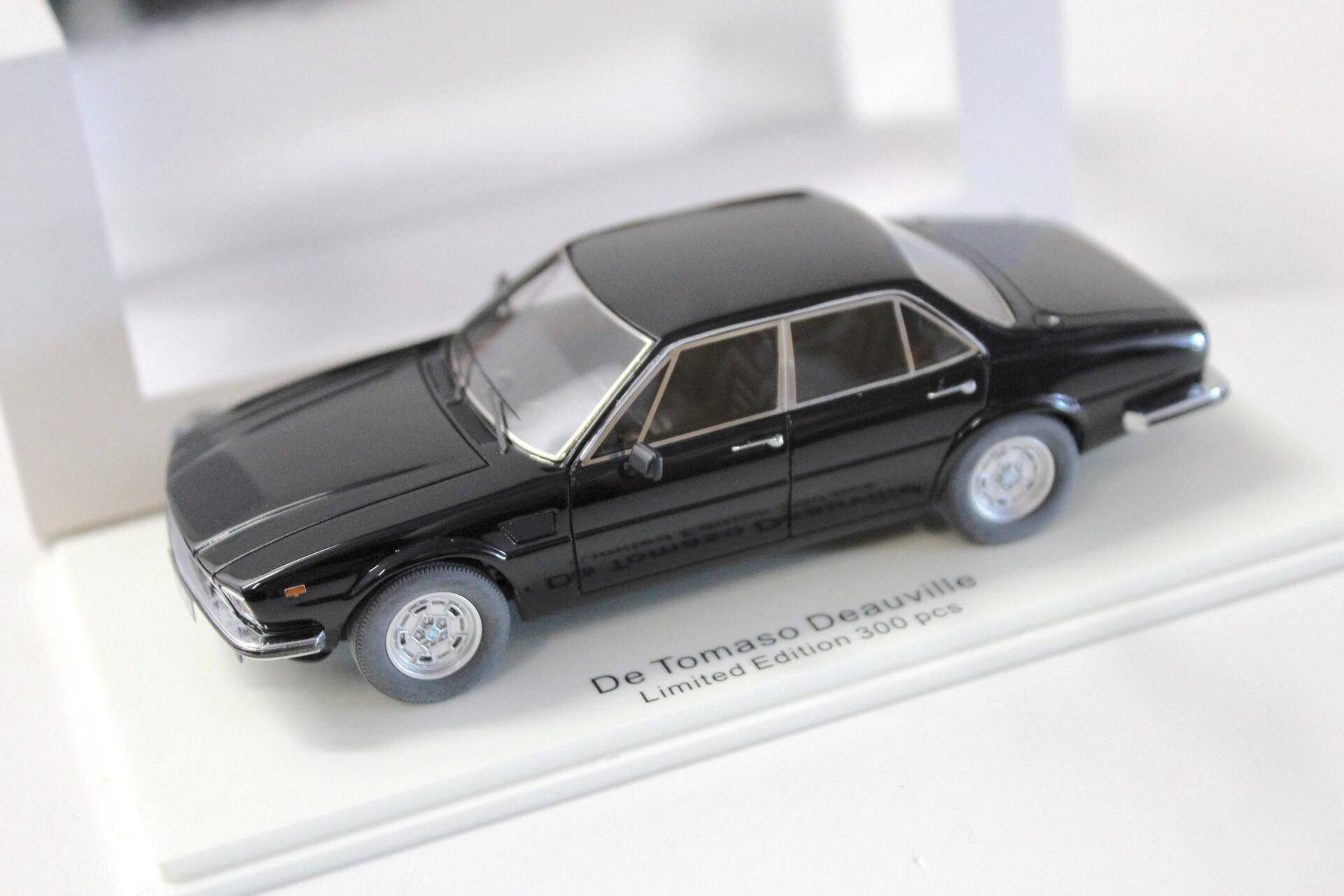 1:43 NEO De Tomaso Deauville Sedan 1978 black