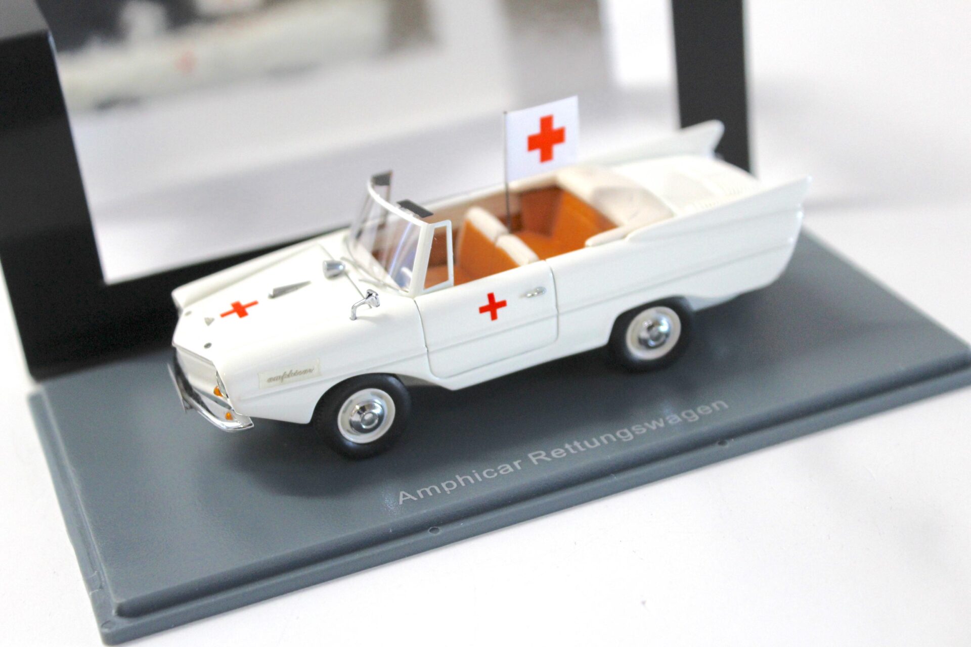 1:43 NEO Amphicar Rettungswagen Rotes Kreuz beige