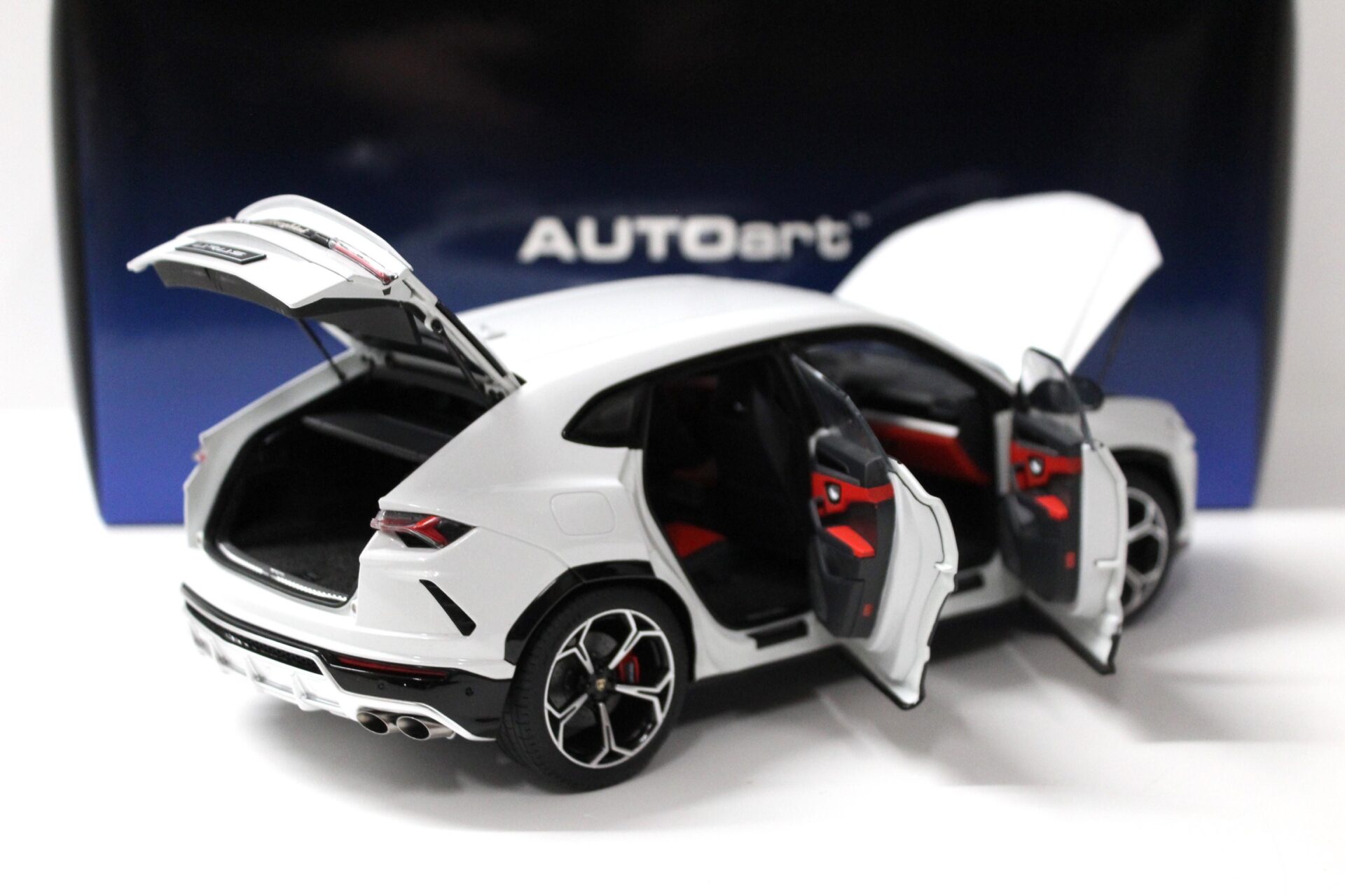 1:18 AUTOart Lamborghini Urus 2018 Bianco icarus/ metallic white