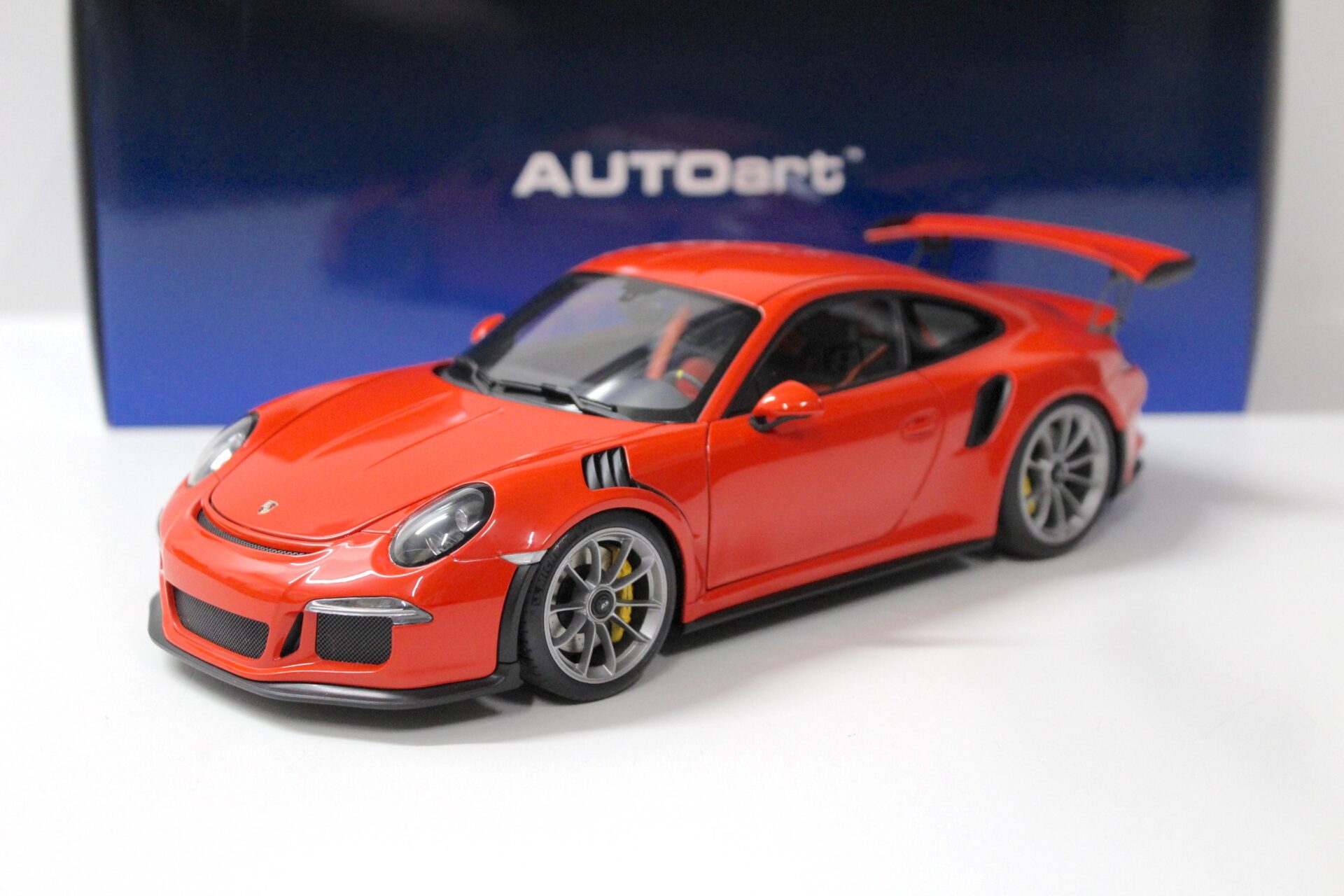 1:18 AUTOart Porsche 911 (991) GT3 RS Lava orange/ grey wheel 2016